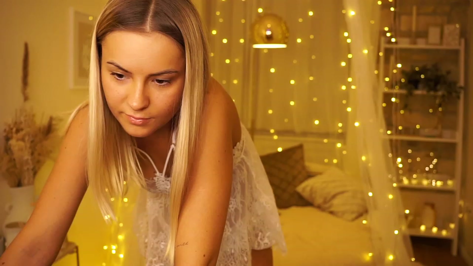 Gallery image thumbnail from Aurora_Sweet's myfreecams stream on, 05/05/2023, 19:41 image 20 of 20