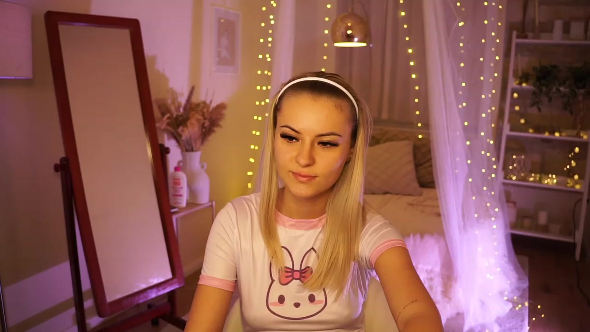 Gallery image thumbnail from Aurora_Sweet's myfreecams stream on, 01/14/2024, 16:38 image 17 of 20