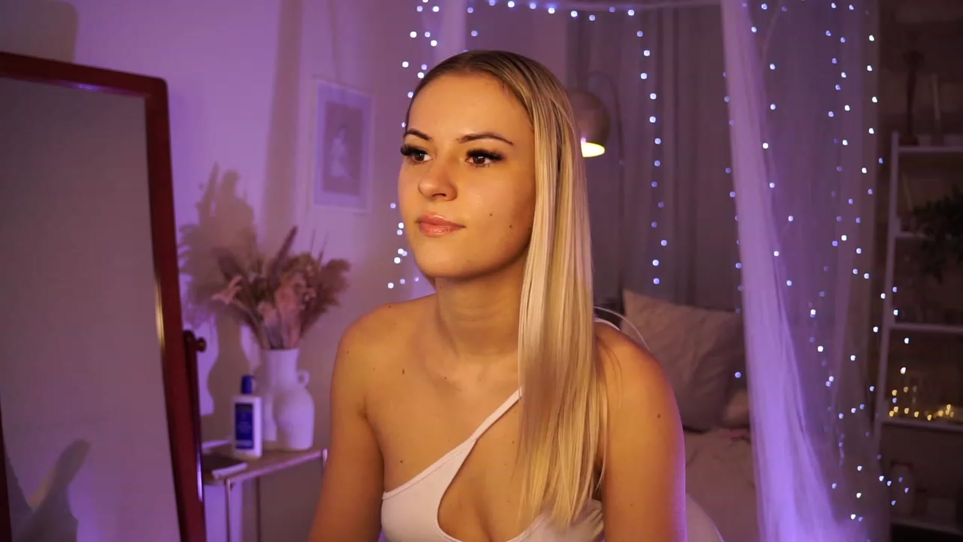 Gallery image thumbnail from Aurora_Sweet's myfreecams stream on, 02/05/2024, 21:41 image 5 of 20