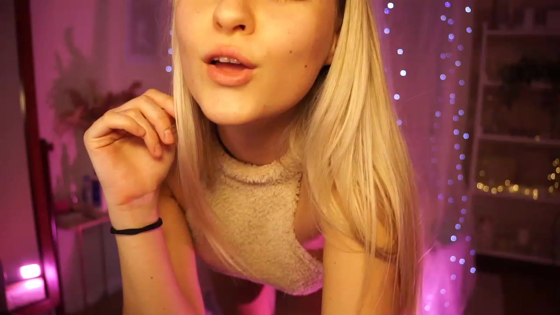 Gallery image thumbnail from Aurora_Sweet's myfreecams stream on, 02/19/2024, 21:17 image 11 of 20