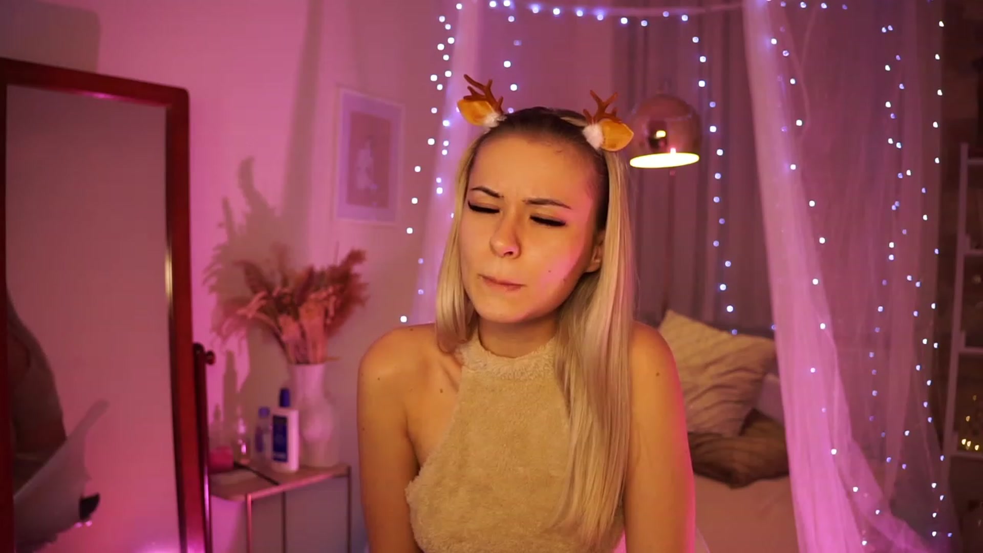 Gallery image thumbnail from Aurora_Sweet's myfreecams stream on, 02/19/2024, 21:17 image 14 of 20