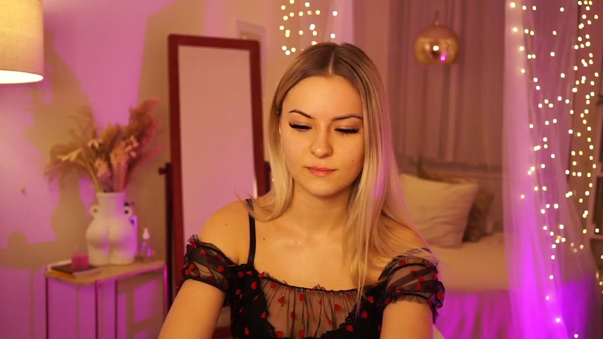 Gallery image thumbnail from Aurora_Sweet's myfreecams stream on, 03/17/2024, 18:34 image 11 of 20