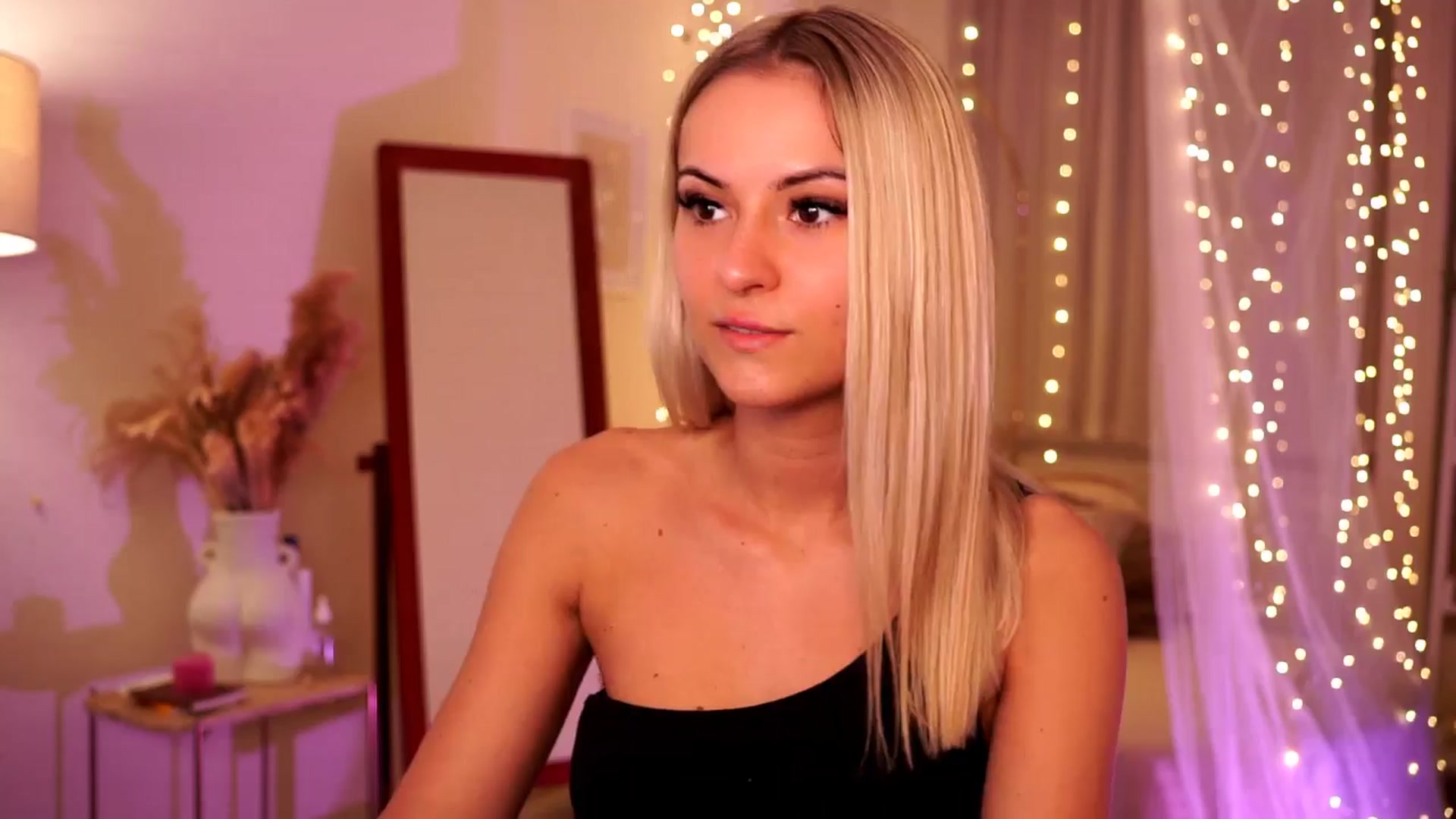 Gallery image thumbnail from Aurora_Sweet's myfreecams stream on, 03/24/2024, 19:26 image 11 of 20