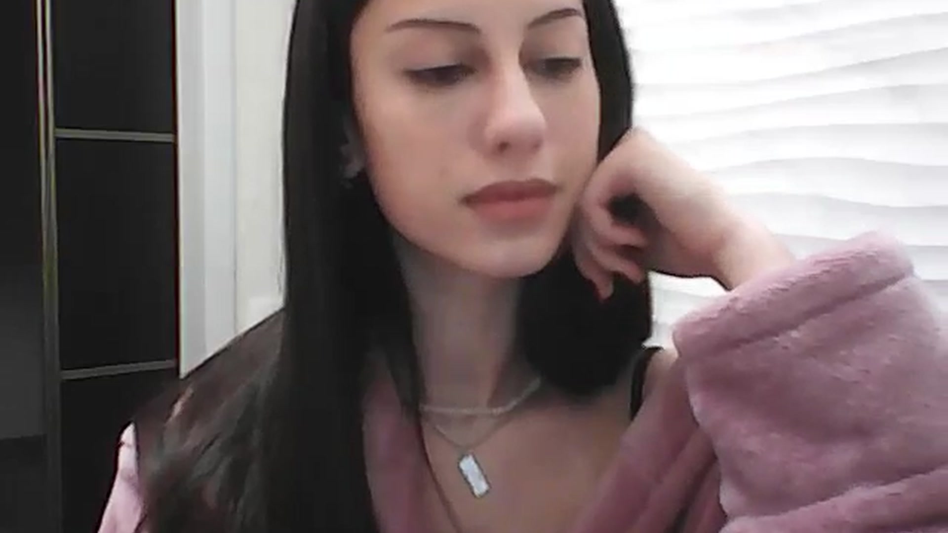 Gallery image thumbnail from Auroraa's myfreecams stream on, 11/21/2025, 13:59 image 17 of 20