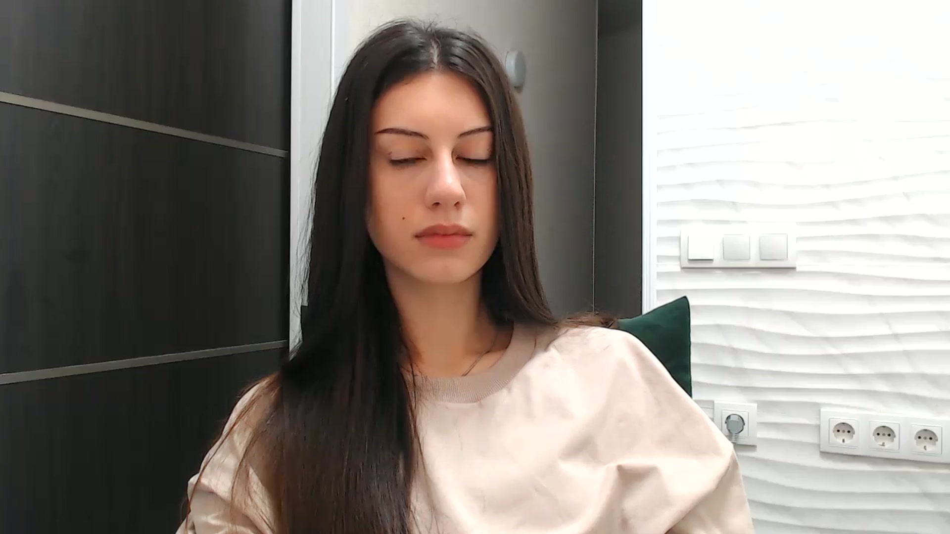 Gallery image thumbnail from Auroraa's myfreecams stream on, 12/06/2025, 13:16 image 2 of 20
