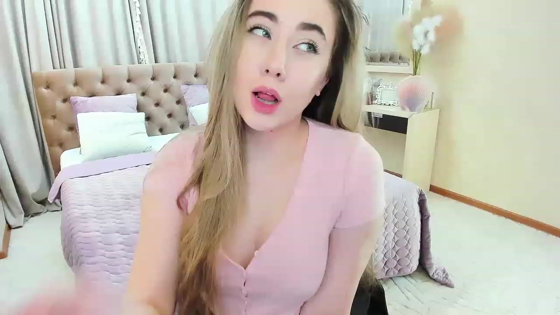 Gallery image thumbnail from Auroraa__'s myfreecams stream on, 11/17/2022, 17:46 image 15 of 20