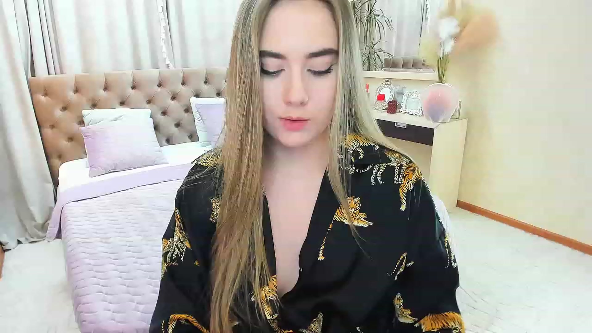 Gallery image thumbnail from Auroraa__'s myfreecams stream on, 11/24/2022, 11:05 image 19 of 20