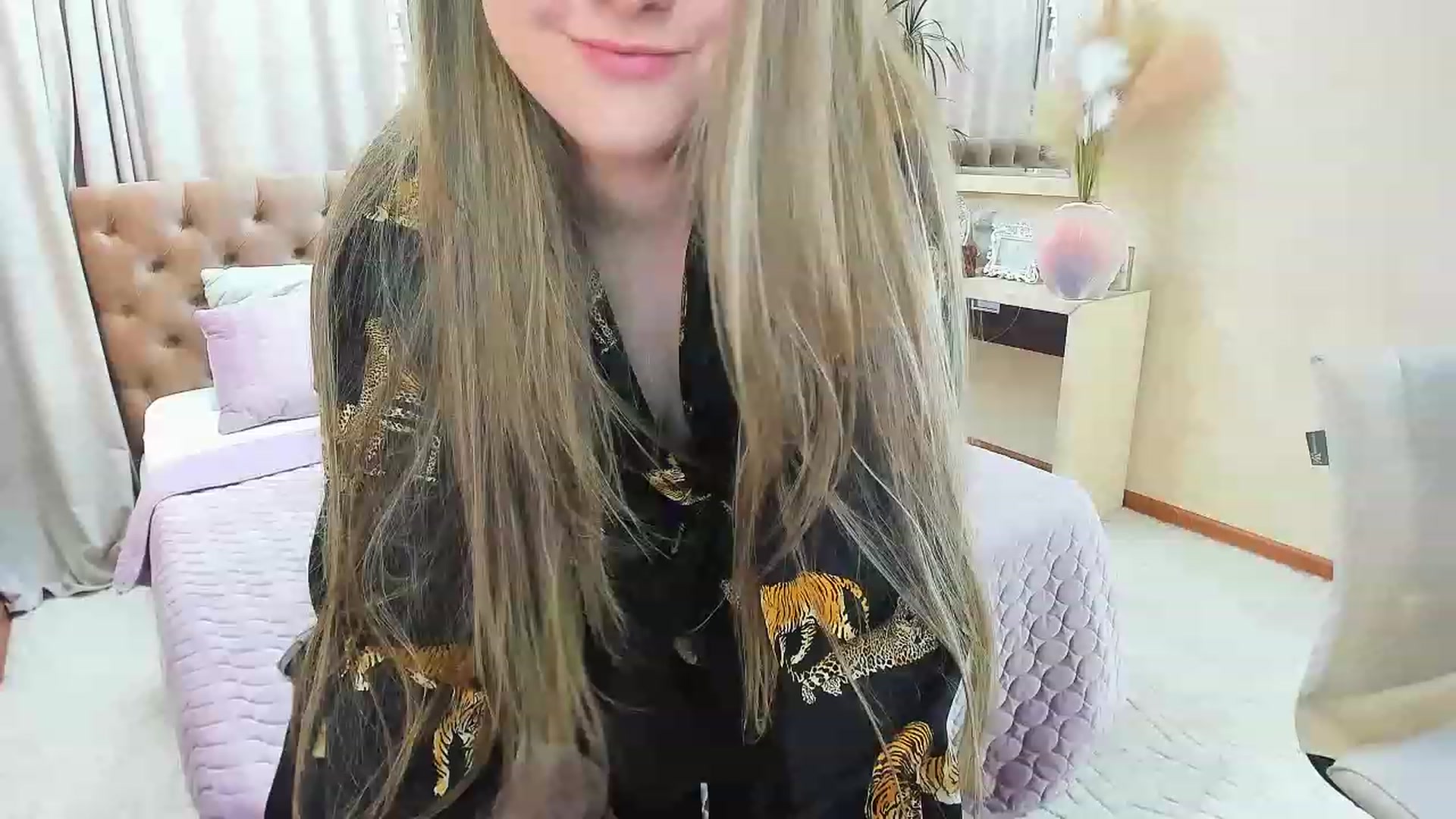 Gallery image thumbnail from Auroraa__'s myfreecams stream on, 11/24/2022, 11:05 image 13 of 20
