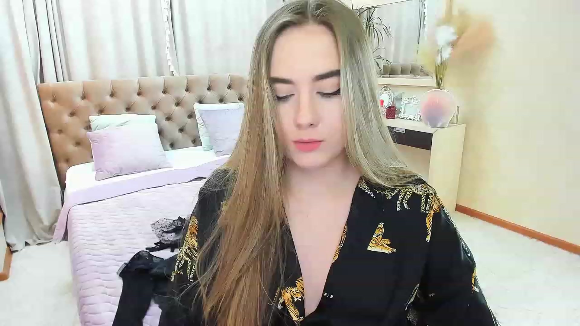 Gallery image thumbnail from Auroraa__'s myfreecams stream on, 11/24/2022, 11:05 image 6 of 20