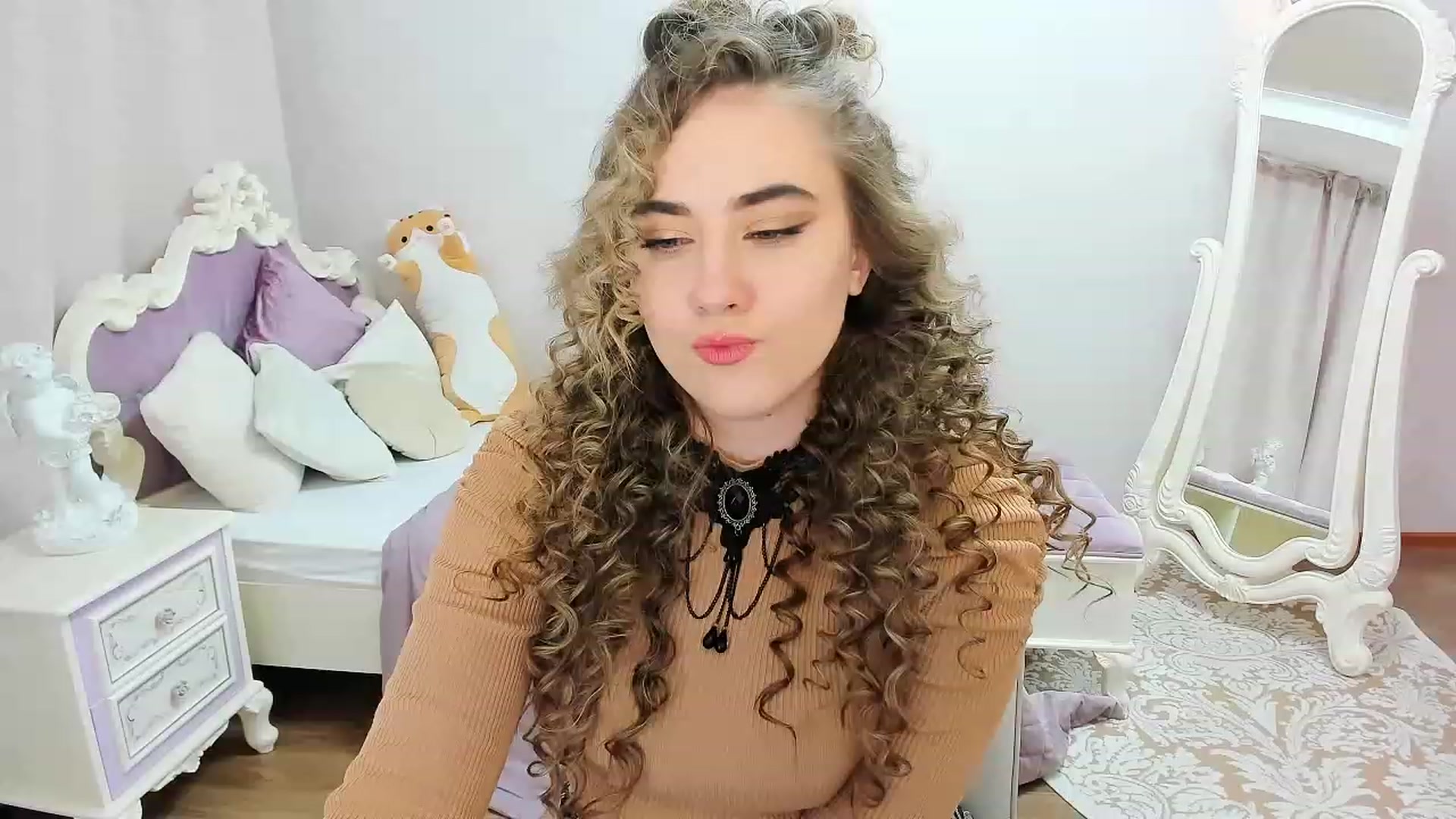 Gallery image thumbnail from Auroraa__'s myfreecams stream on, 12/02/2022, 10:53 image 15 of 20