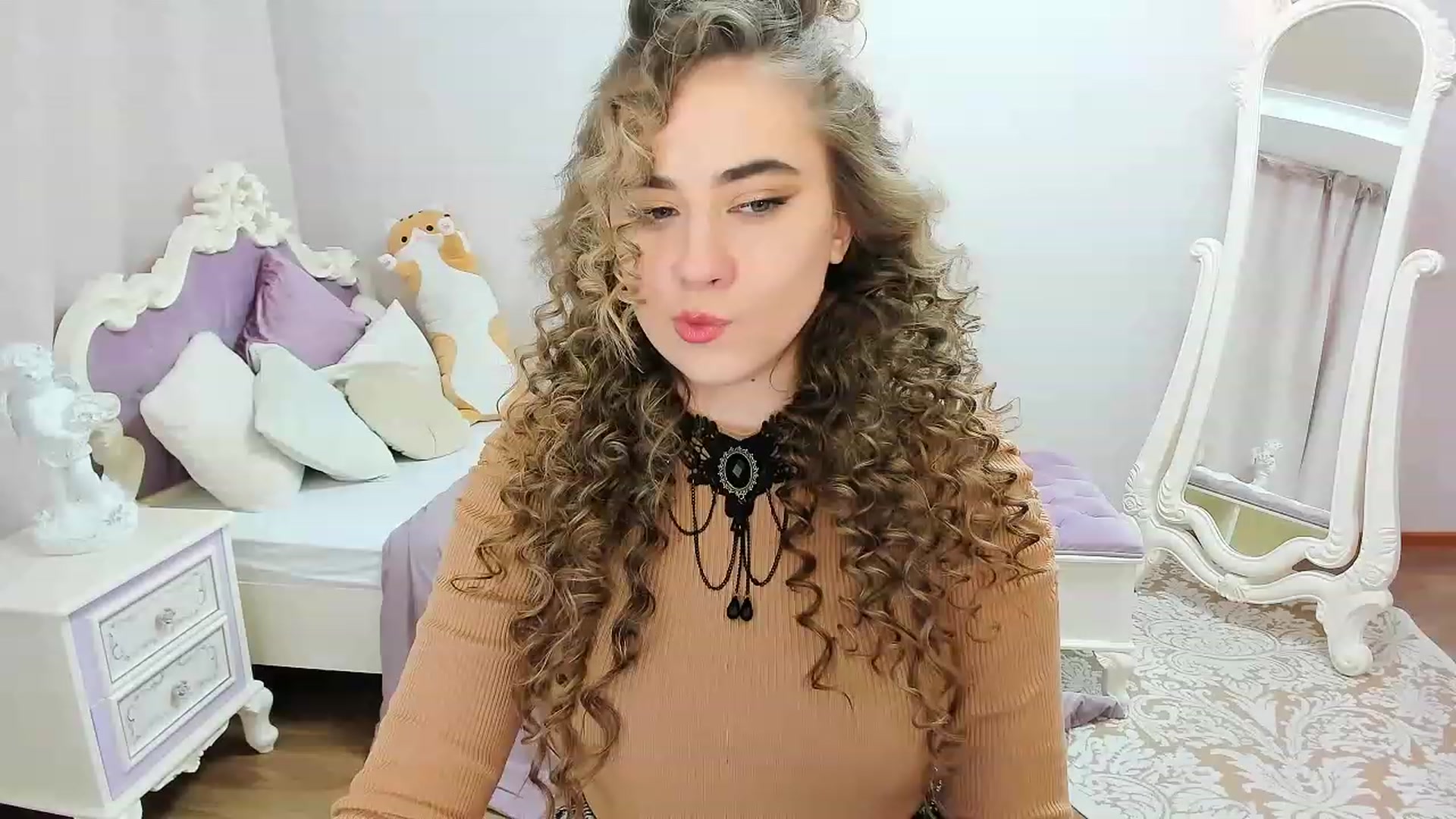 Gallery image thumbnail from Auroraa__'s myfreecams stream on, 12/02/2022, 10:53 image 8 of 20