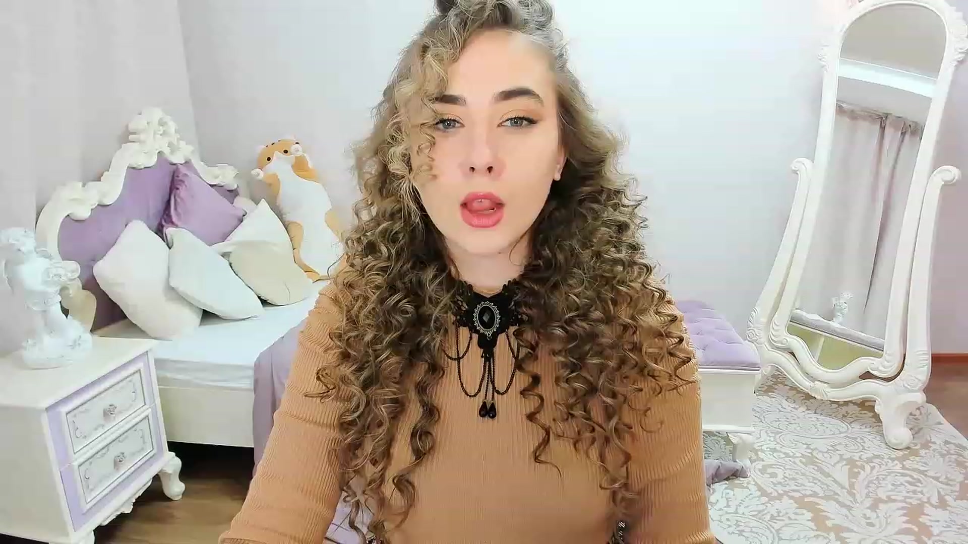 Gallery image thumbnail from Auroraa__'s myfreecams stream on, 12/02/2022, 10:53 image 6 of 20