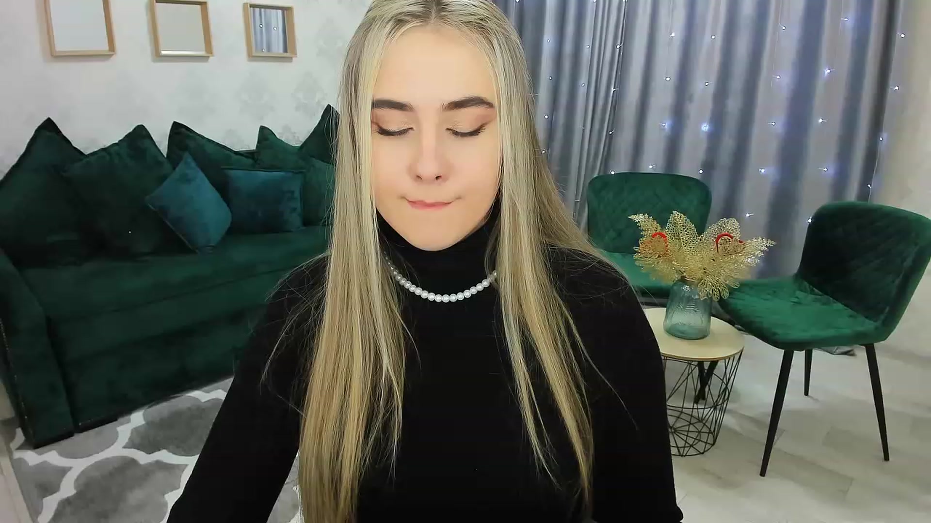Gallery image thumbnail from Auroraa__'s myfreecams stream on, 12/06/2022, 09:15 image 15 of 20