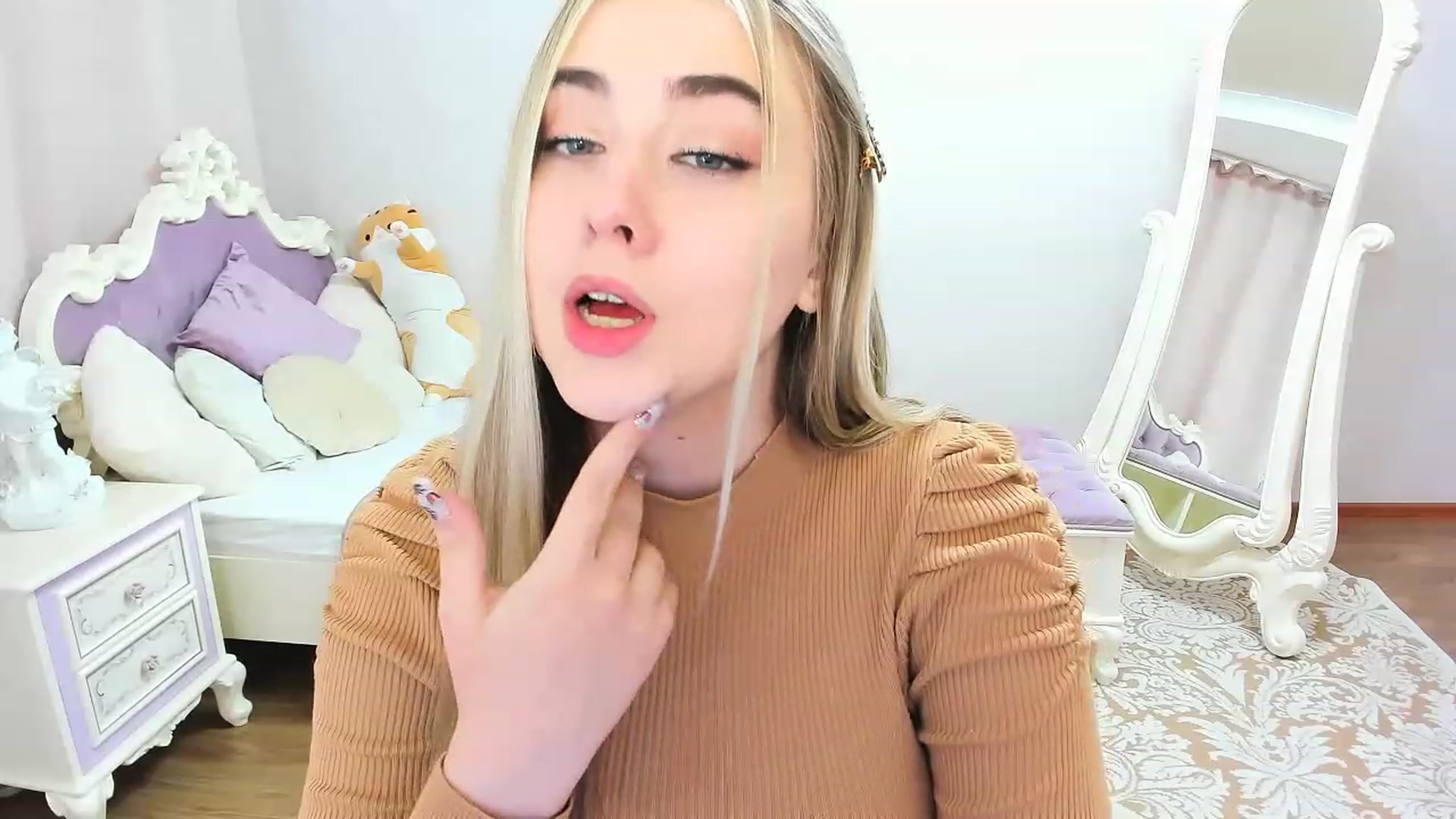 Gallery image thumbnail from Auroraa__'s myfreecams stream on, 12/07/2022, 10:30 image 19 of 20