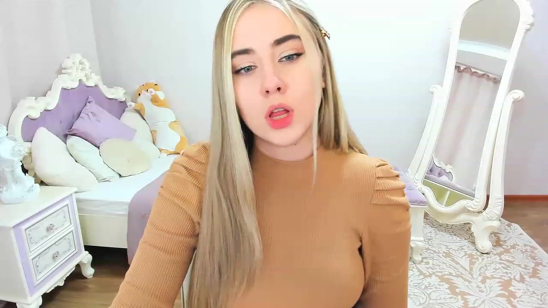 Gallery image thumbnail from Auroraa__'s myfreecams stream on, 12/07/2022, 10:30 image 17 of 20