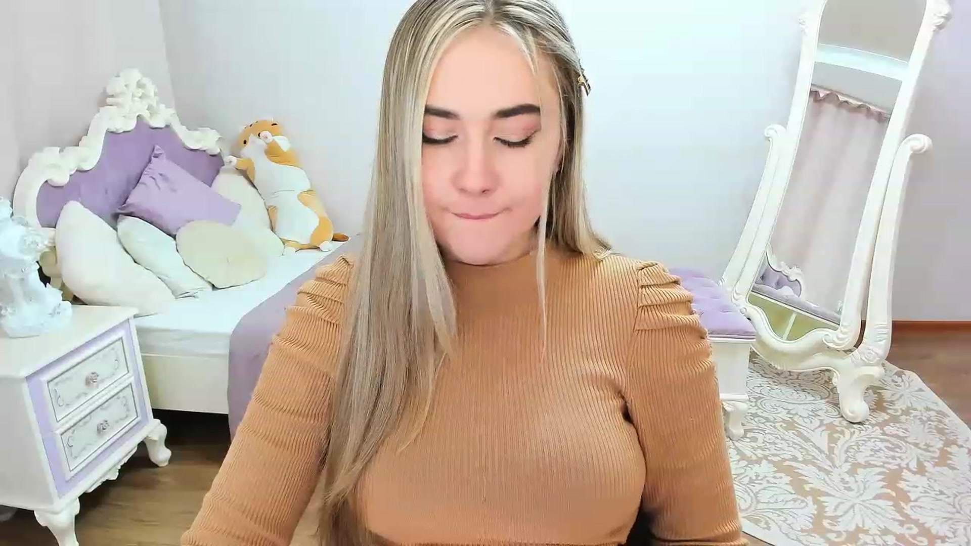 Gallery image thumbnail from Auroraa__'s myfreecams stream on, 12/07/2022, 10:30 image 9 of 20