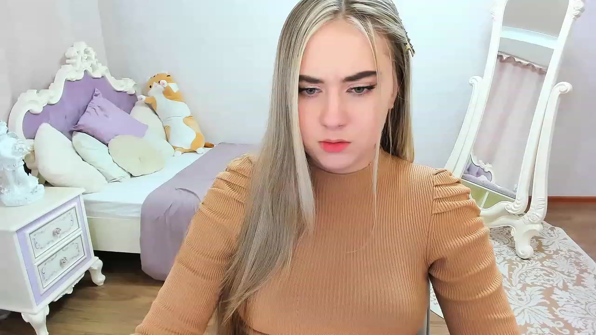 Gallery image thumbnail from Auroraa__'s myfreecams stream on, 12/07/2022, 10:30 image 1 of 20