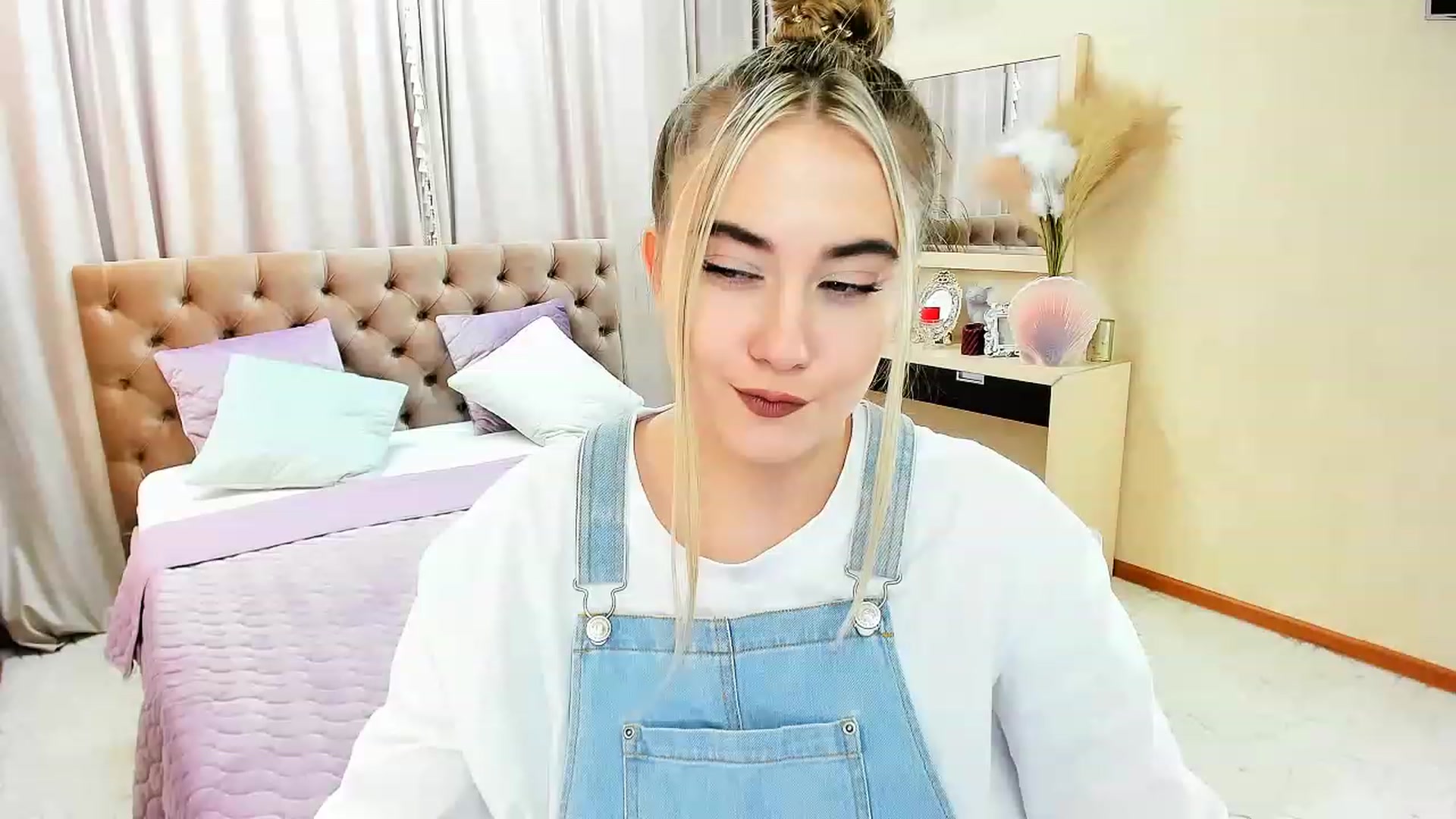 Gallery image thumbnail from Auroraa__'s myfreecams stream on, 12/08/2022, 11:06 image 19 of 20