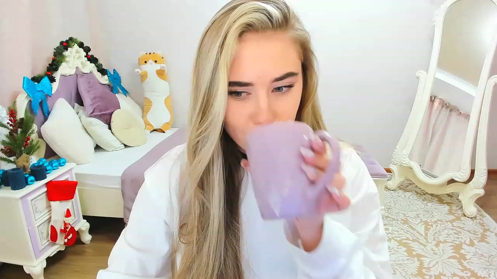 Gallery image thumbnail from Auroraa__'s myfreecams stream on, 12/11/2022, 09:35 image 4 of 20