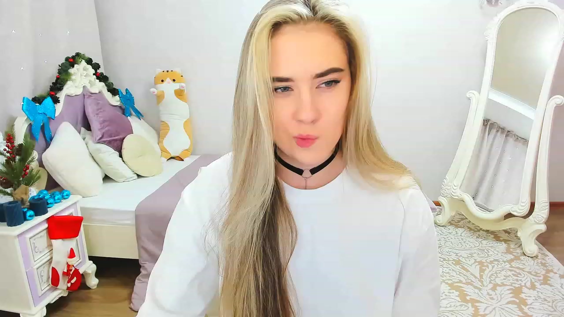 Gallery image thumbnail from Auroraa__'s myfreecams stream on, 12/11/2022, 11:47 image 9 of 20