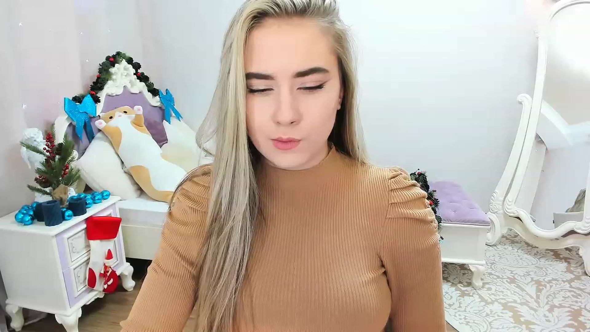 Gallery image thumbnail from Auroraa__'s myfreecams stream on, 12/12/2022, 09:57 image 12 of 20