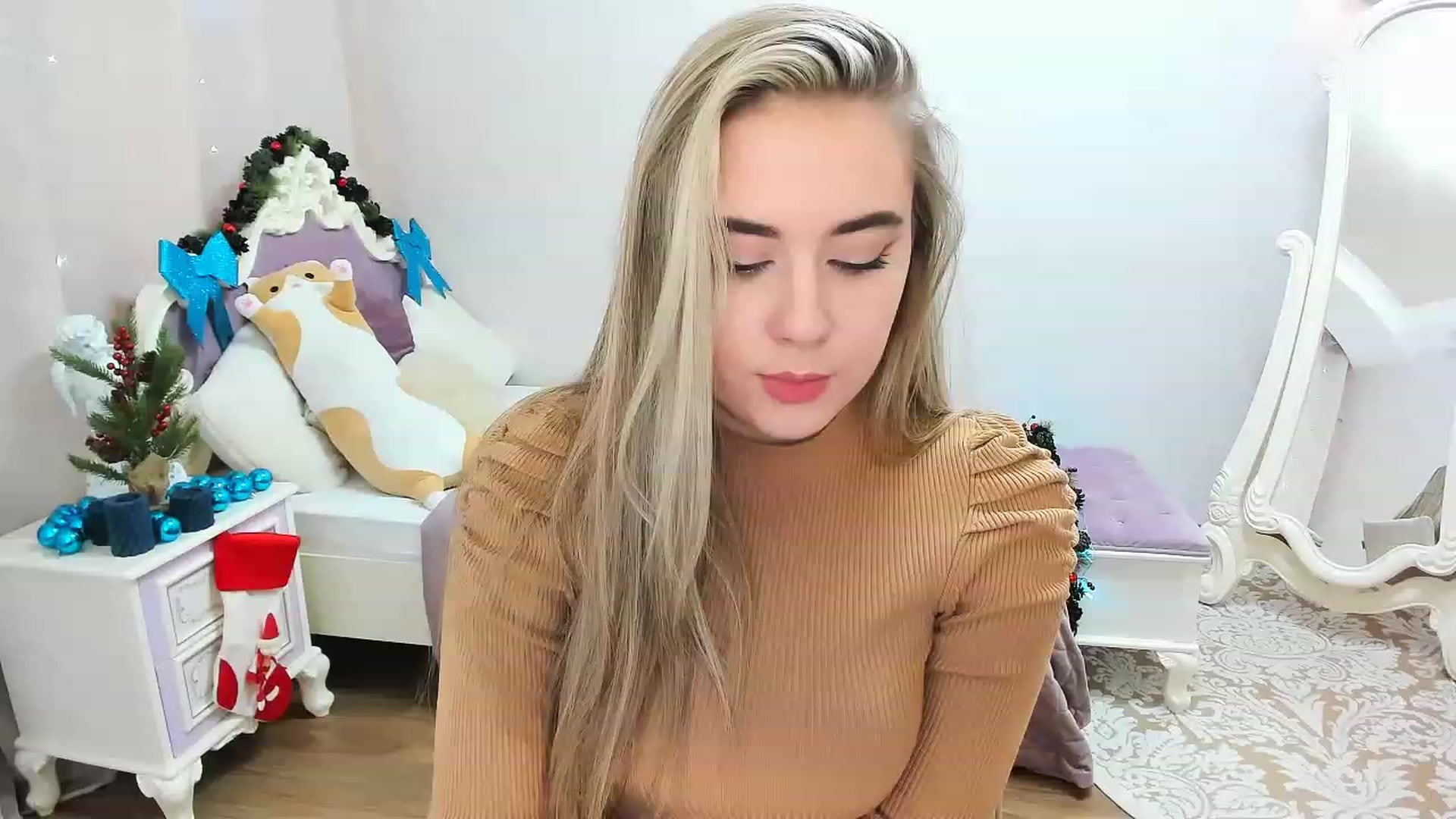 Gallery image thumbnail from Auroraa__'s myfreecams stream on, 12/12/2022, 10:35 image 10 of 20
