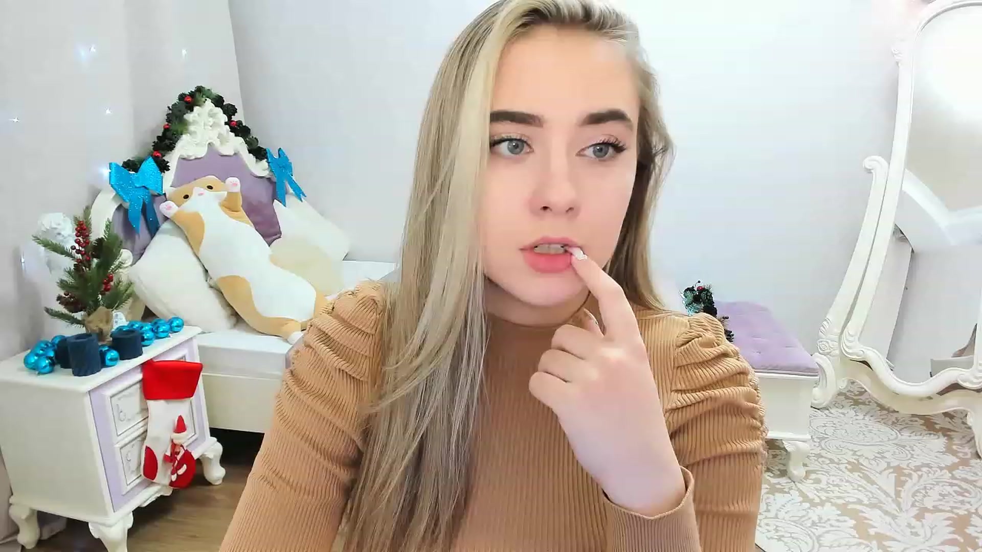 Gallery image thumbnail from Auroraa__'s myfreecams stream on, 12/12/2022, 11:49 image 16 of 20