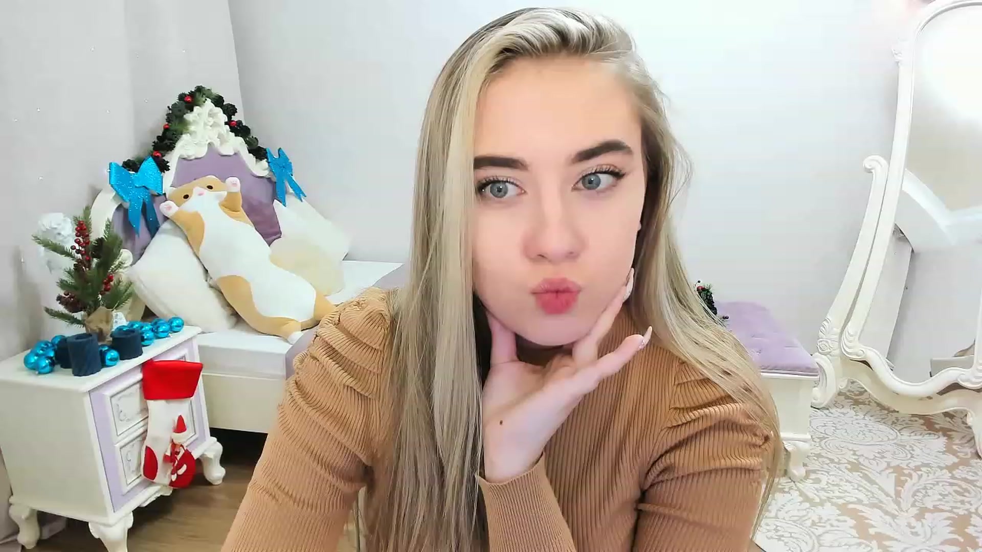 Gallery image thumbnail from Auroraa__'s myfreecams stream on, 12/12/2022, 11:49 image 17 of 20