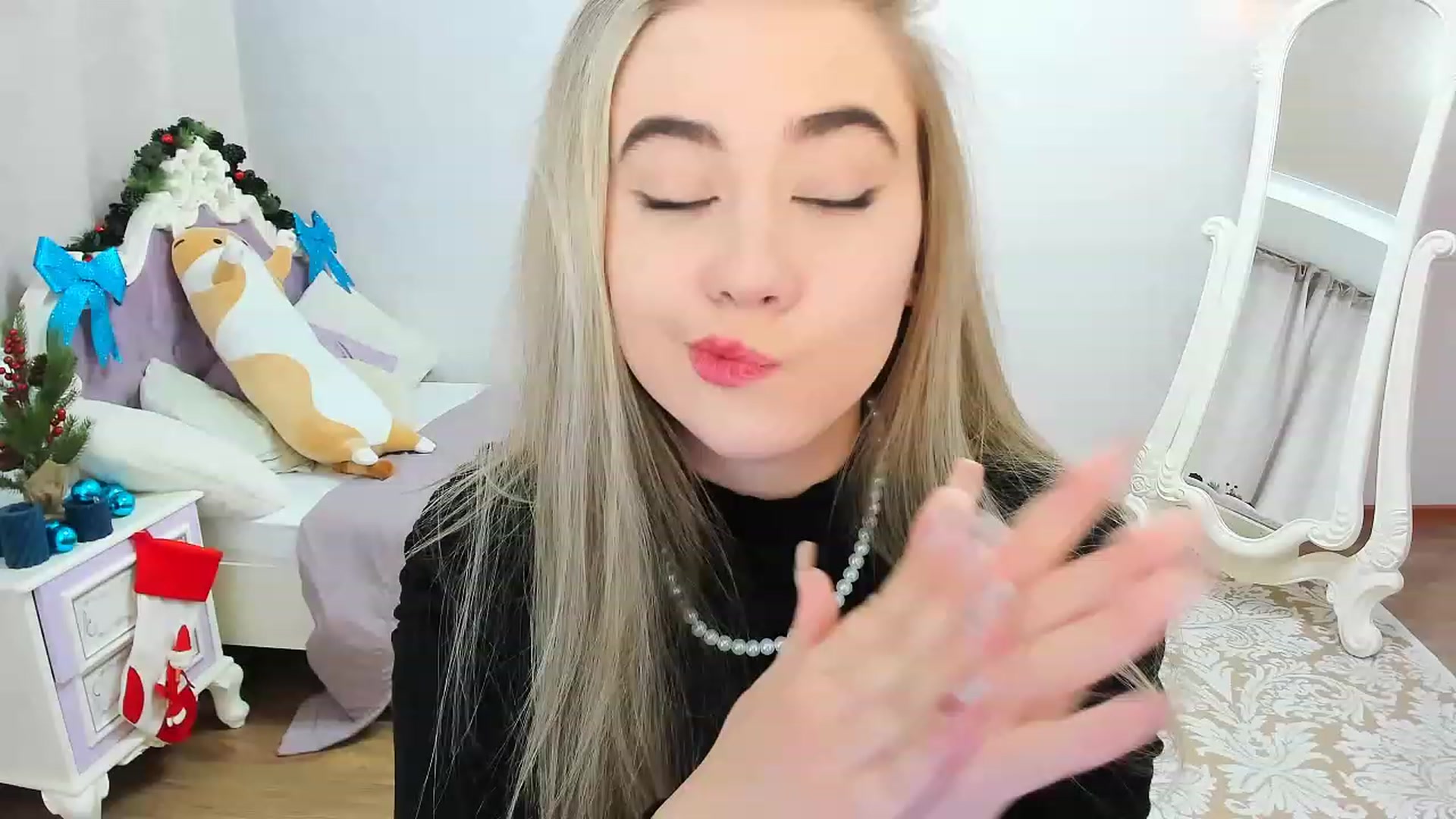 Gallery image thumbnail from Auroraa__'s myfreecams stream on, 12/16/2022, 11:49 image 17 of 20