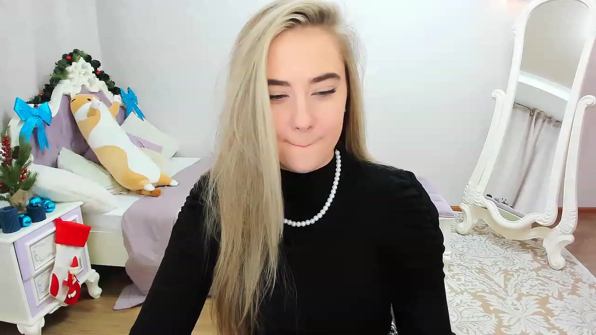 Gallery image thumbnail from Auroraa__'s myfreecams stream on, 12/16/2022, 11:49 image 3 of 20