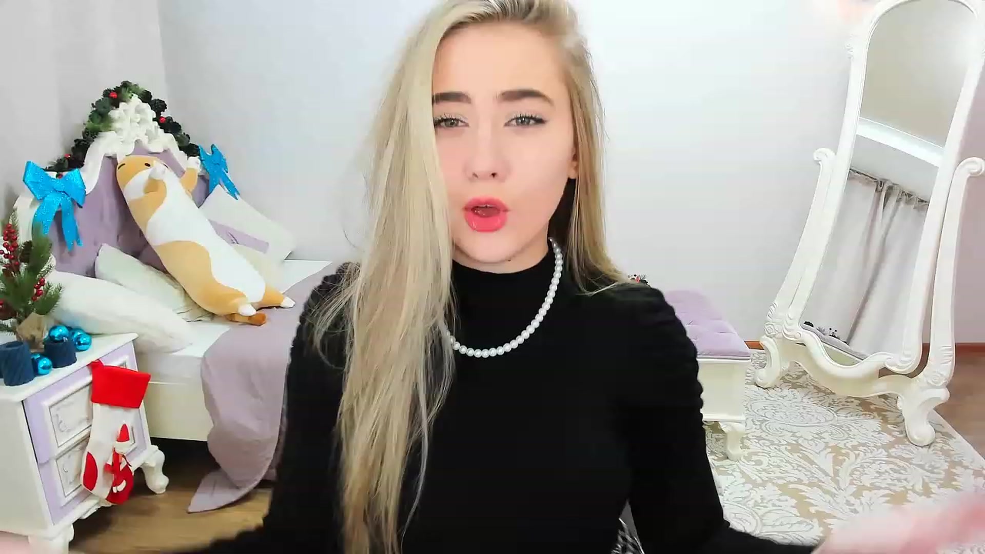 Gallery image thumbnail from Auroraa__'s myfreecams stream on, 12/16/2022, 11:49 image 14 of 20