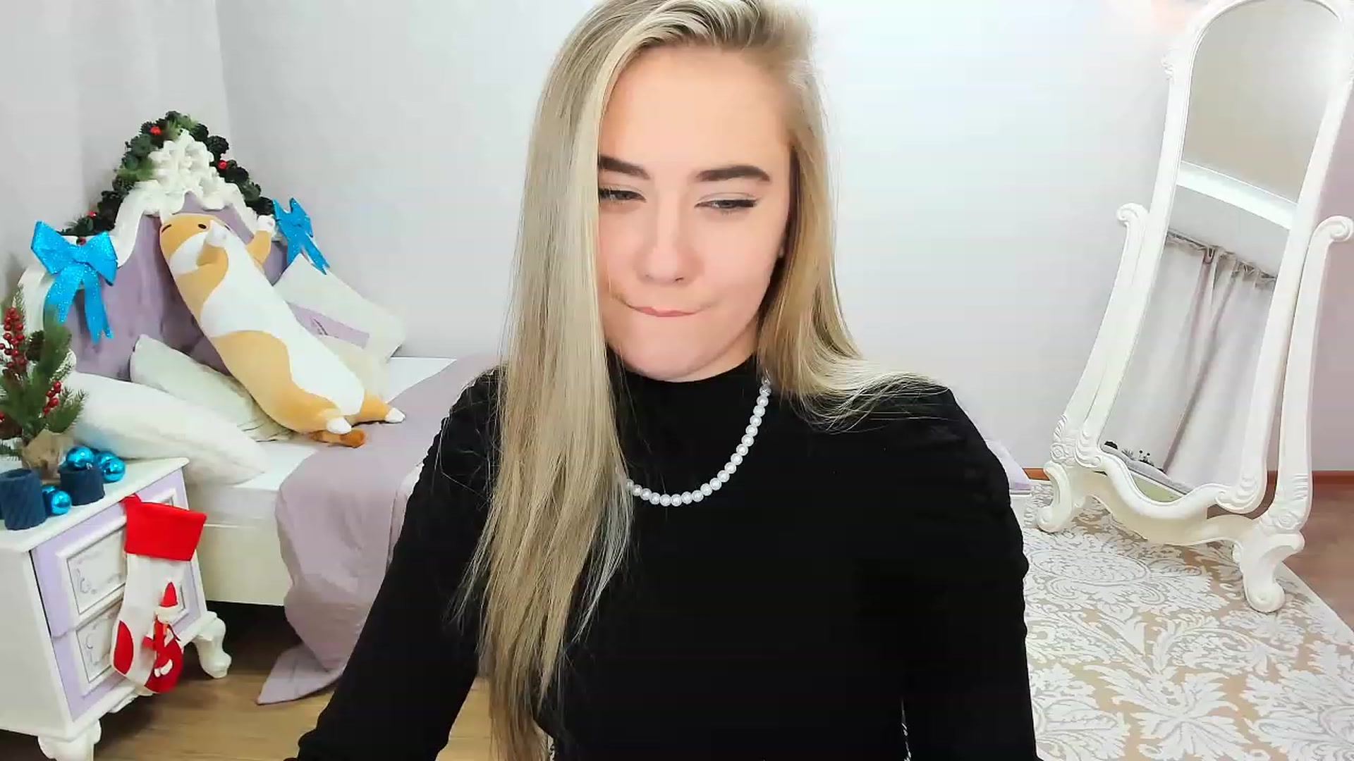 Gallery image thumbnail from Auroraa__'s myfreecams stream on, 12/16/2022, 11:49 image 1 of 20