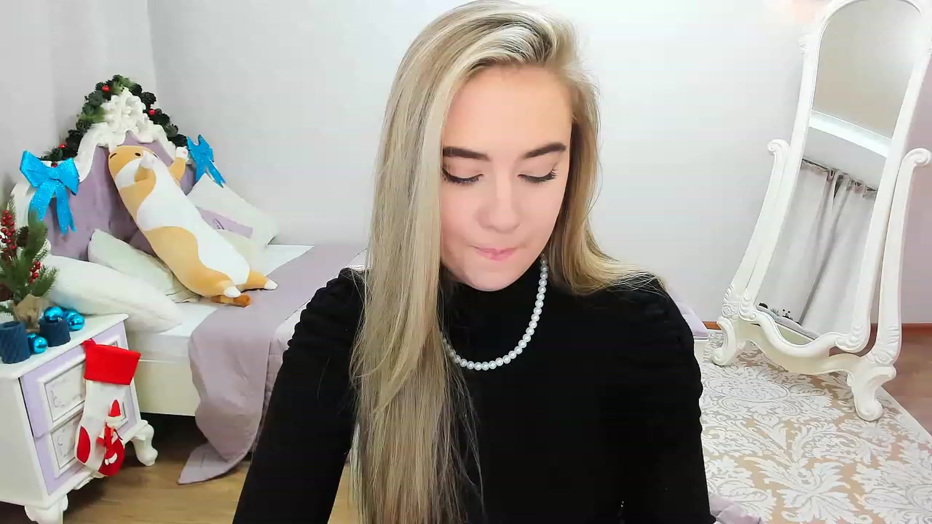 Gallery image thumbnail from Auroraa__'s myfreecams stream on, 12/16/2022, 12:42 image 1 of 20