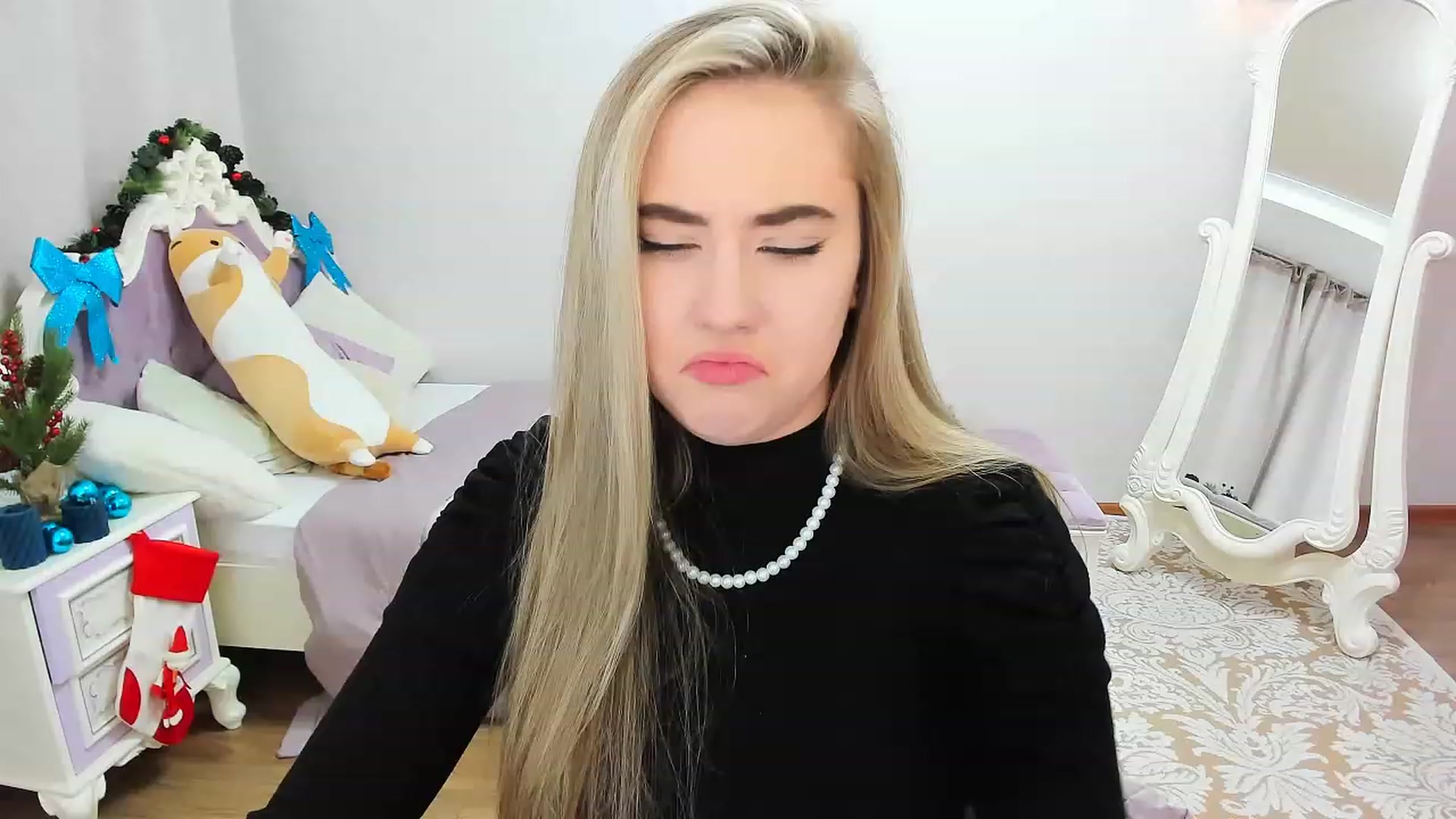 Gallery image thumbnail from Auroraa__'s myfreecams stream on, 12/16/2022, 12:42 image 12 of 20