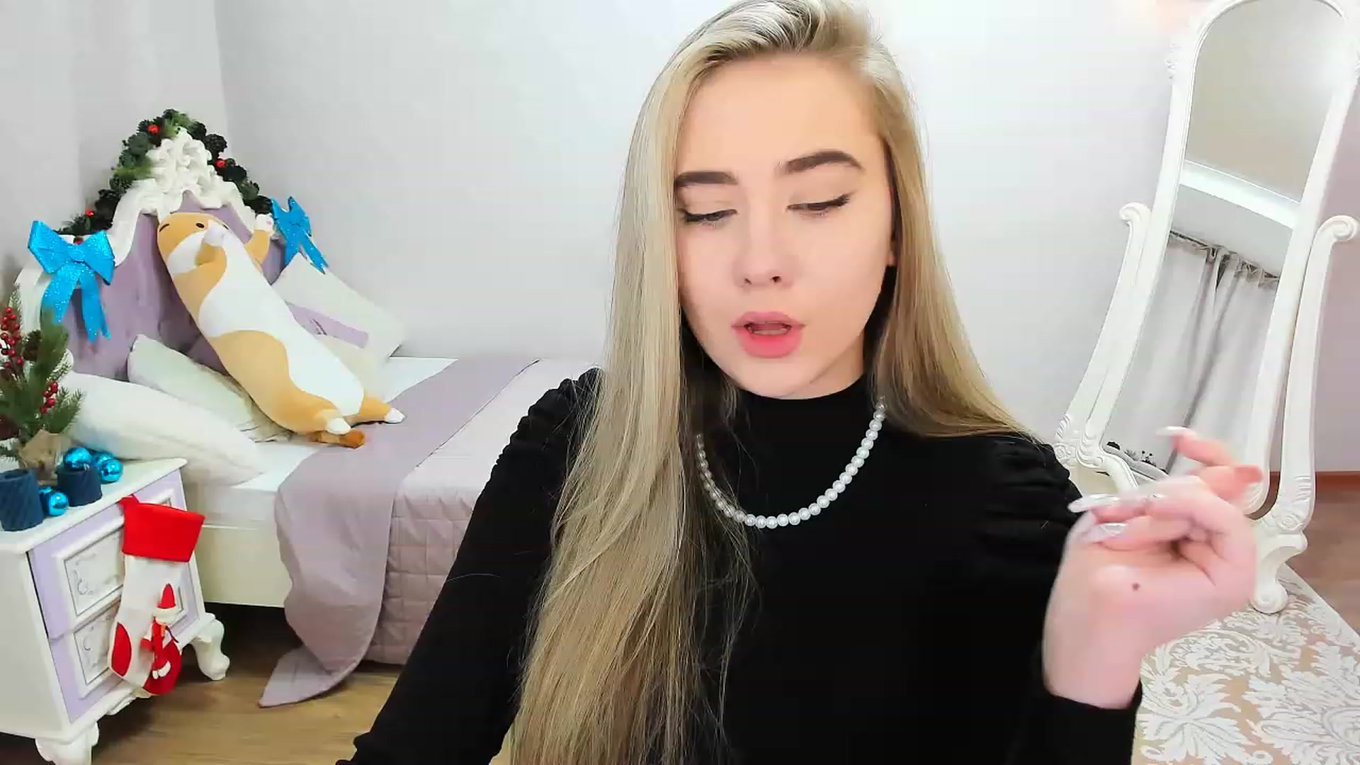 Gallery image thumbnail from Auroraa__'s myfreecams stream on, 12/16/2022, 12:42 image 2 of 20