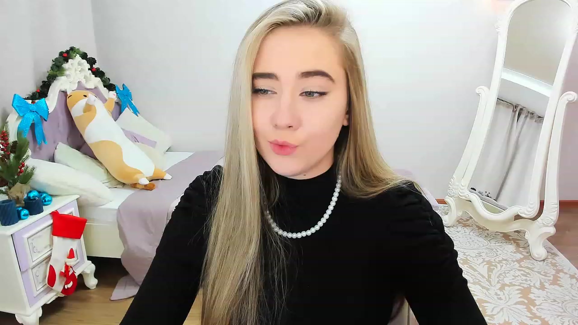 Gallery image thumbnail from Auroraa__'s myfreecams stream on, 12/16/2022, 12:42 image 16 of 20