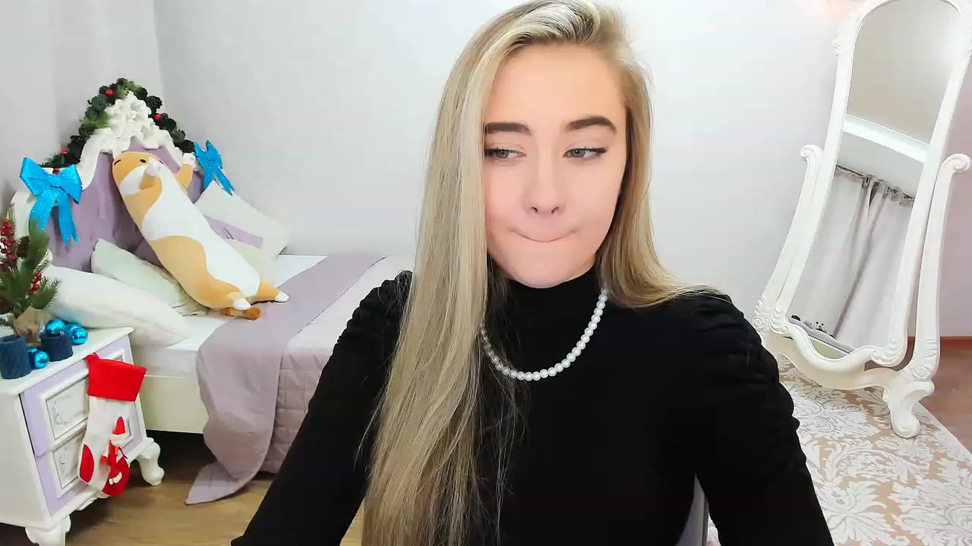 Gallery image thumbnail from Auroraa__'s myfreecams stream on, 12/16/2022, 12:42 image 6 of 20