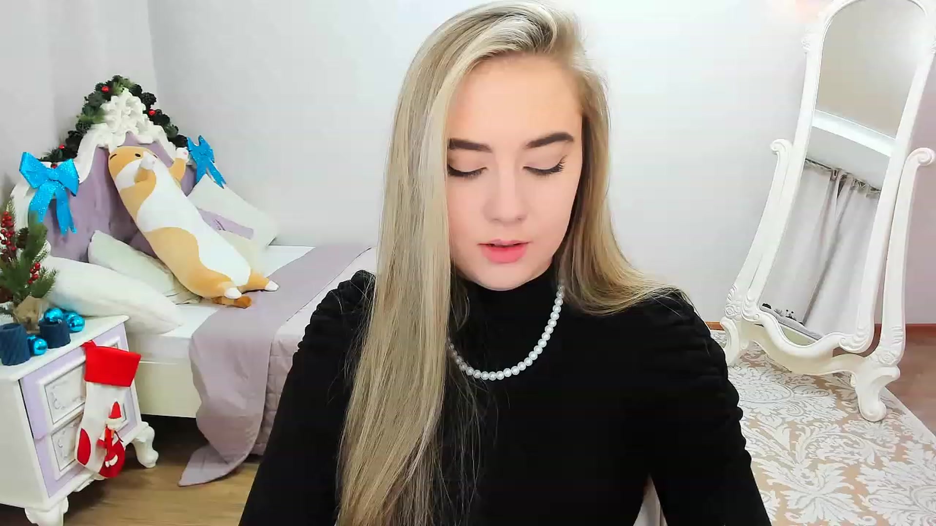 Gallery image thumbnail from Auroraa__'s myfreecams stream on, 12/16/2022, 12:42 image 17 of 20