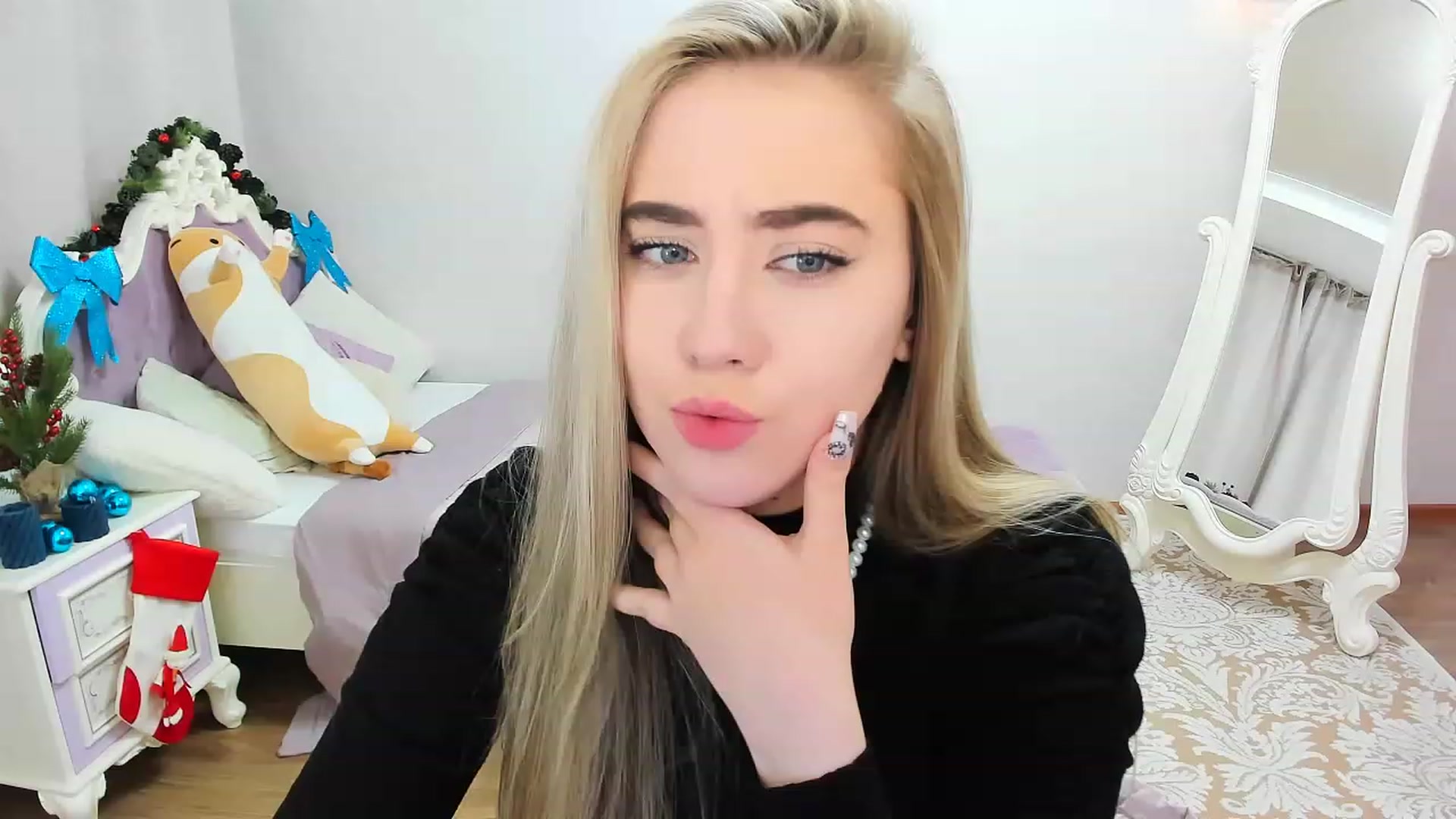 Gallery image thumbnail from Auroraa__'s myfreecams stream on, 12/16/2022, 12:42 image 7 of 20