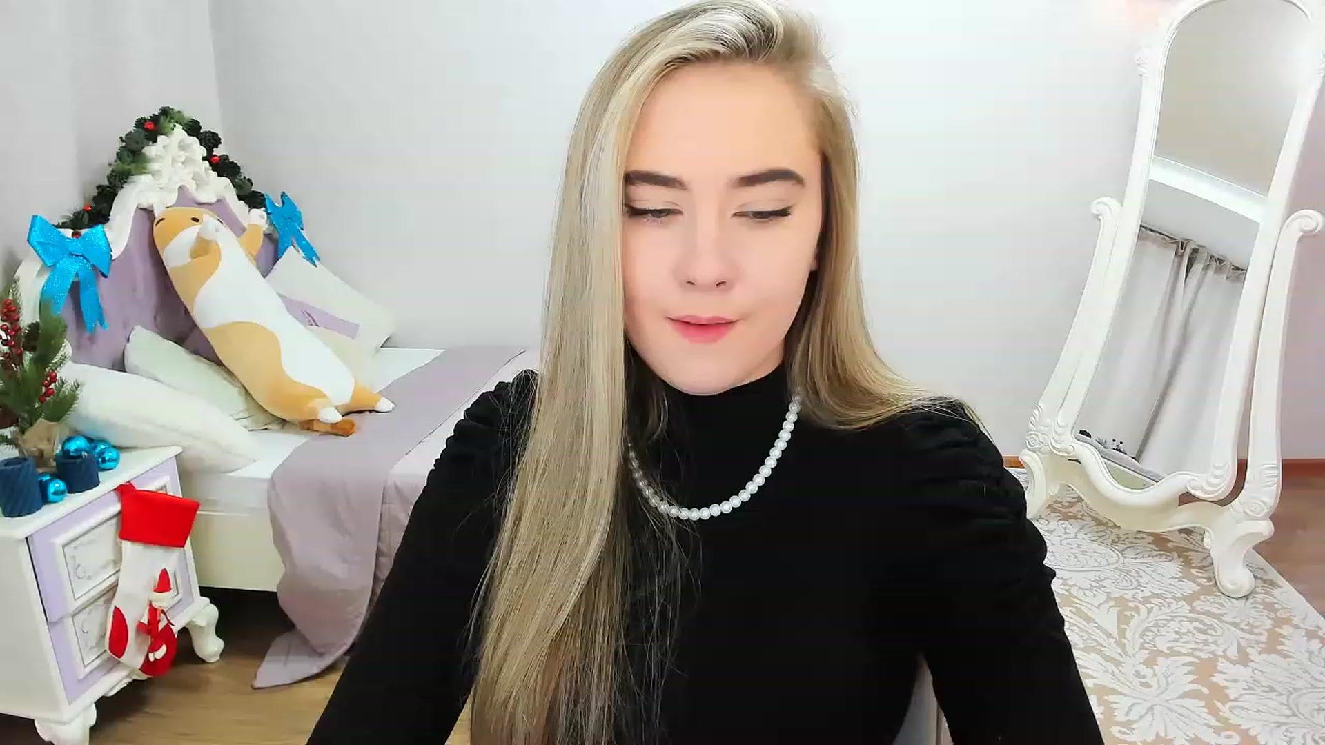 Gallery image thumbnail from Auroraa__'s myfreecams stream on, 12/16/2022, 12:42 image 10 of 20