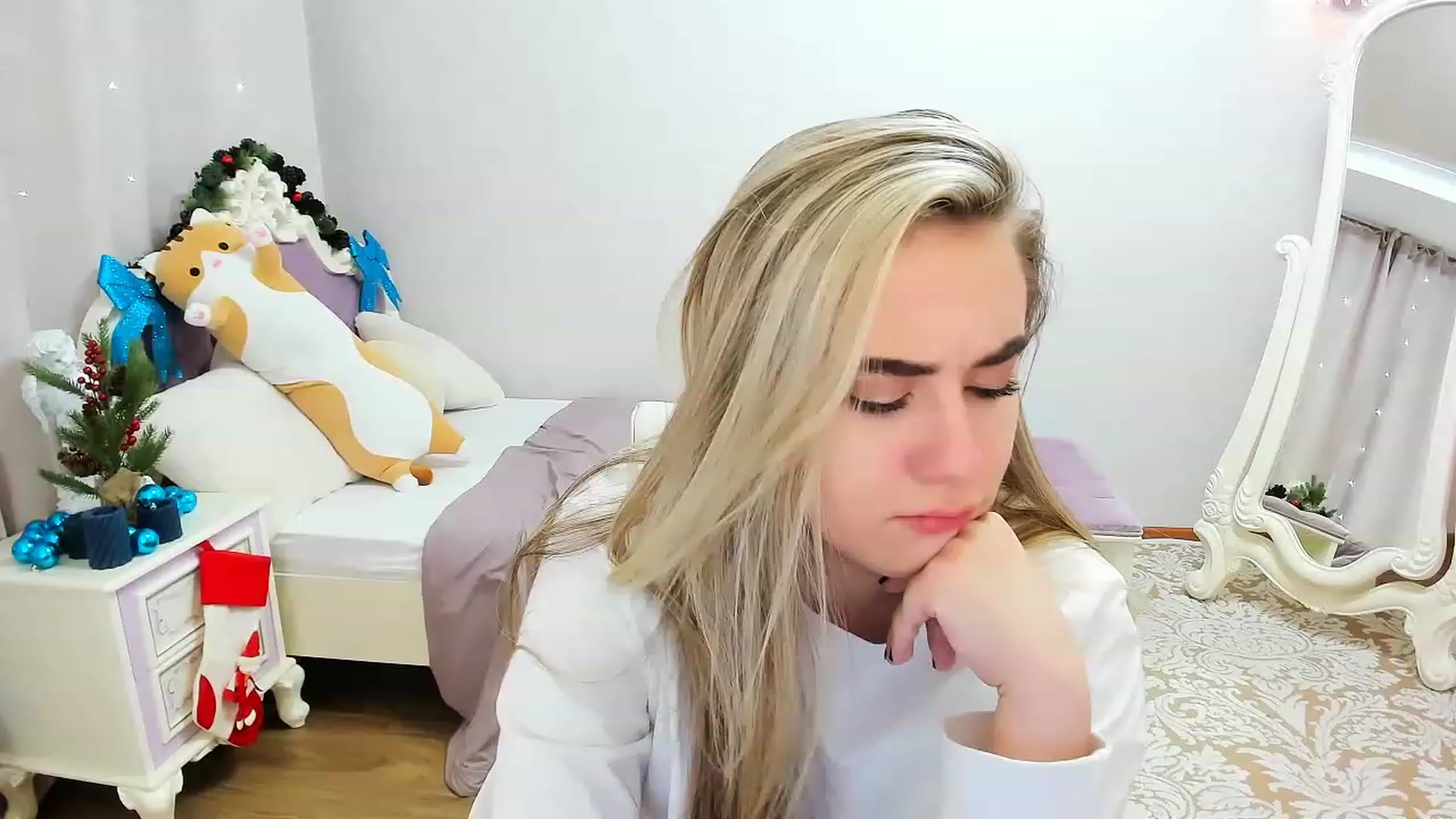Gallery image thumbnail from Auroraa__'s myfreecams stream on, 12/25/2022, 13:58 image 11 of 20