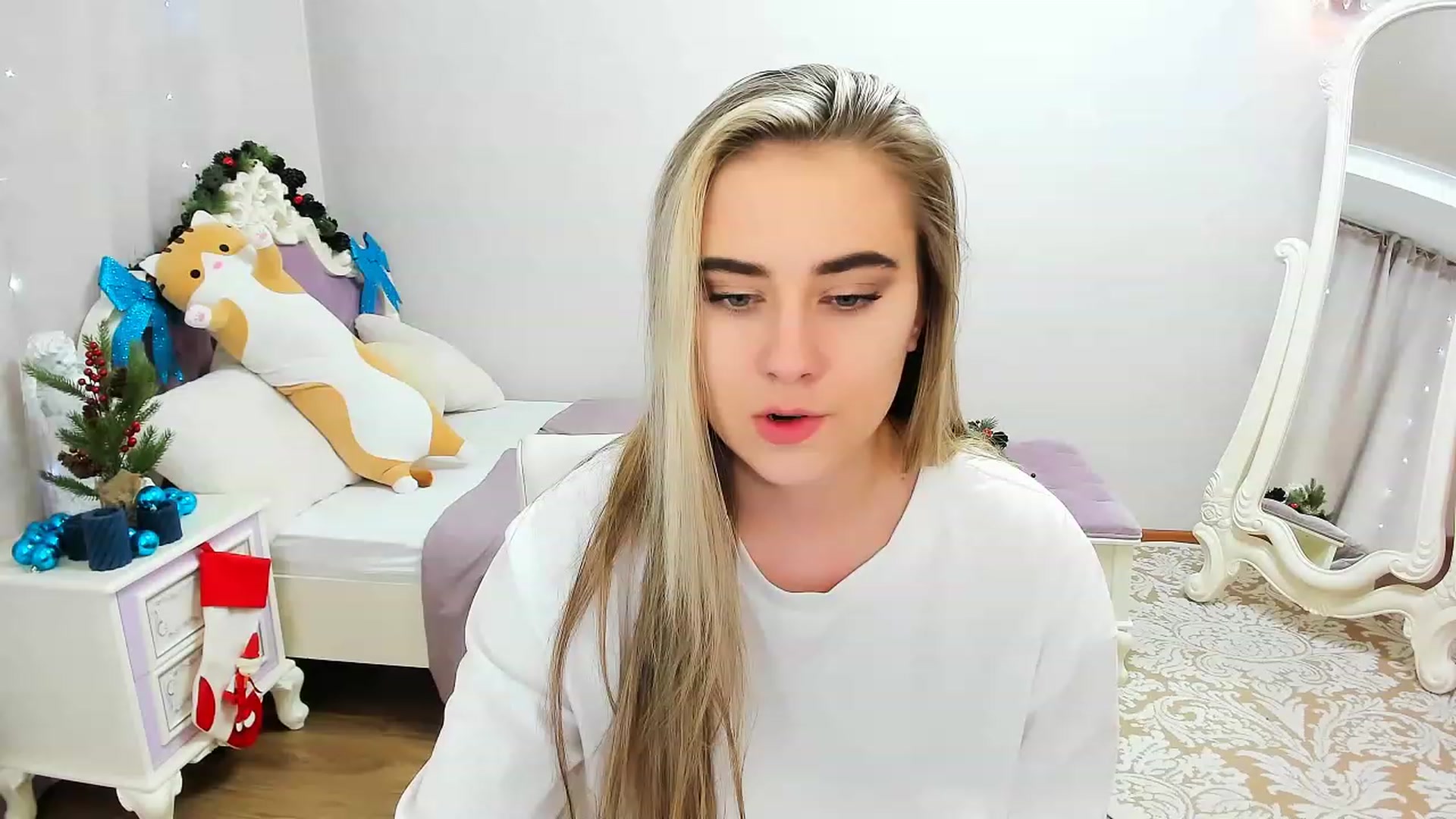 Gallery image thumbnail from Auroraa__'s myfreecams stream on, 12/25/2022, 13:58 image 17 of 20