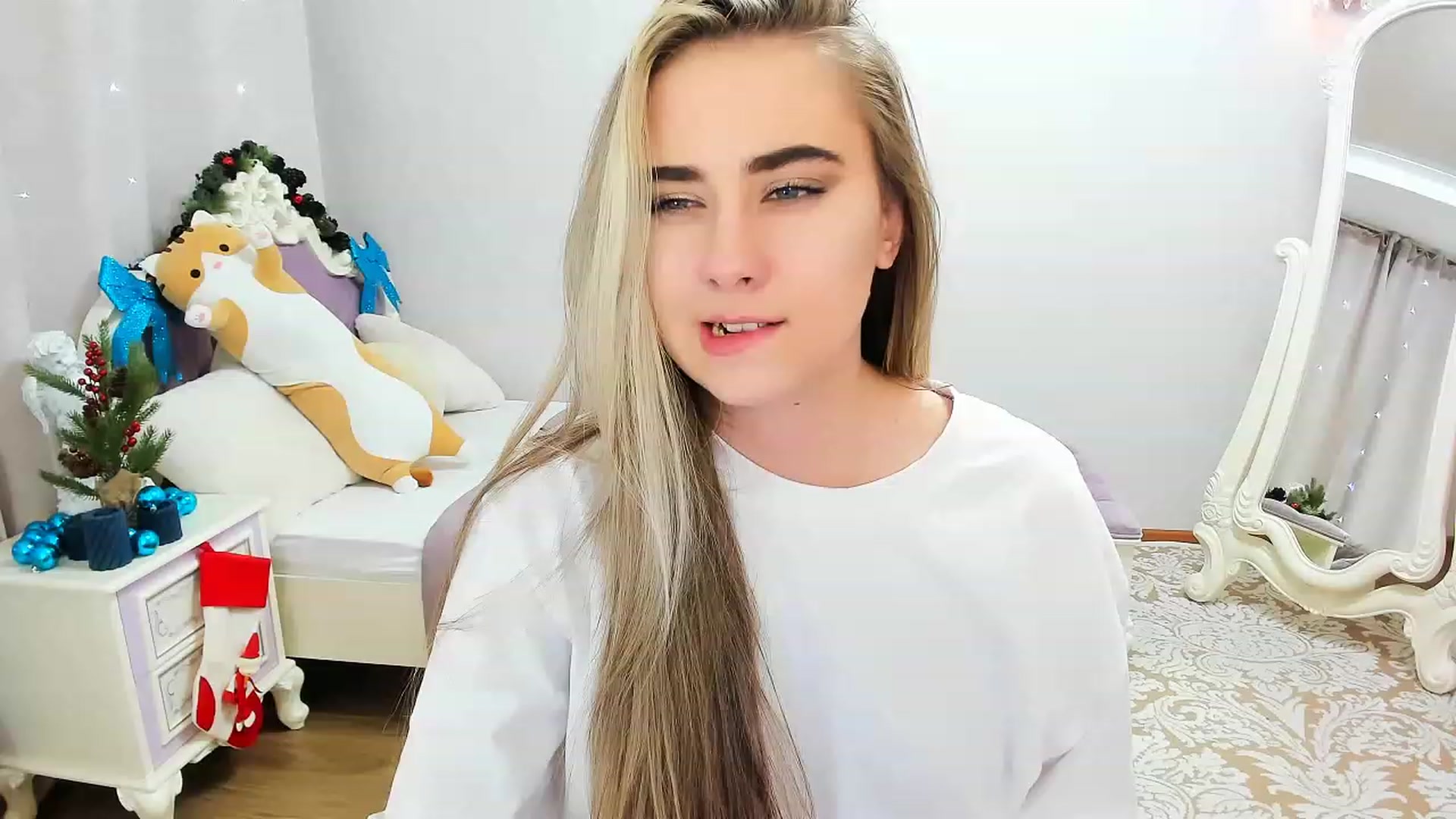 Gallery image thumbnail from Auroraa__'s myfreecams stream on, 12/25/2022, 13:58 image 12 of 20