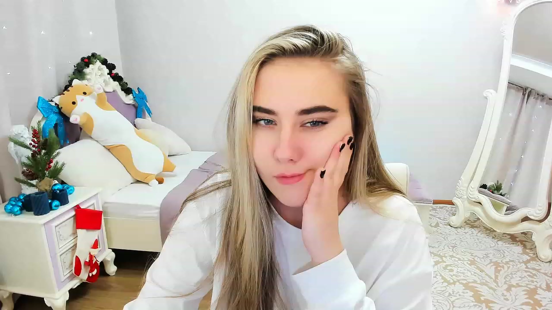 Gallery image thumbnail from Auroraa__'s myfreecams stream on, 12/25/2022, 13:58 image 10 of 20