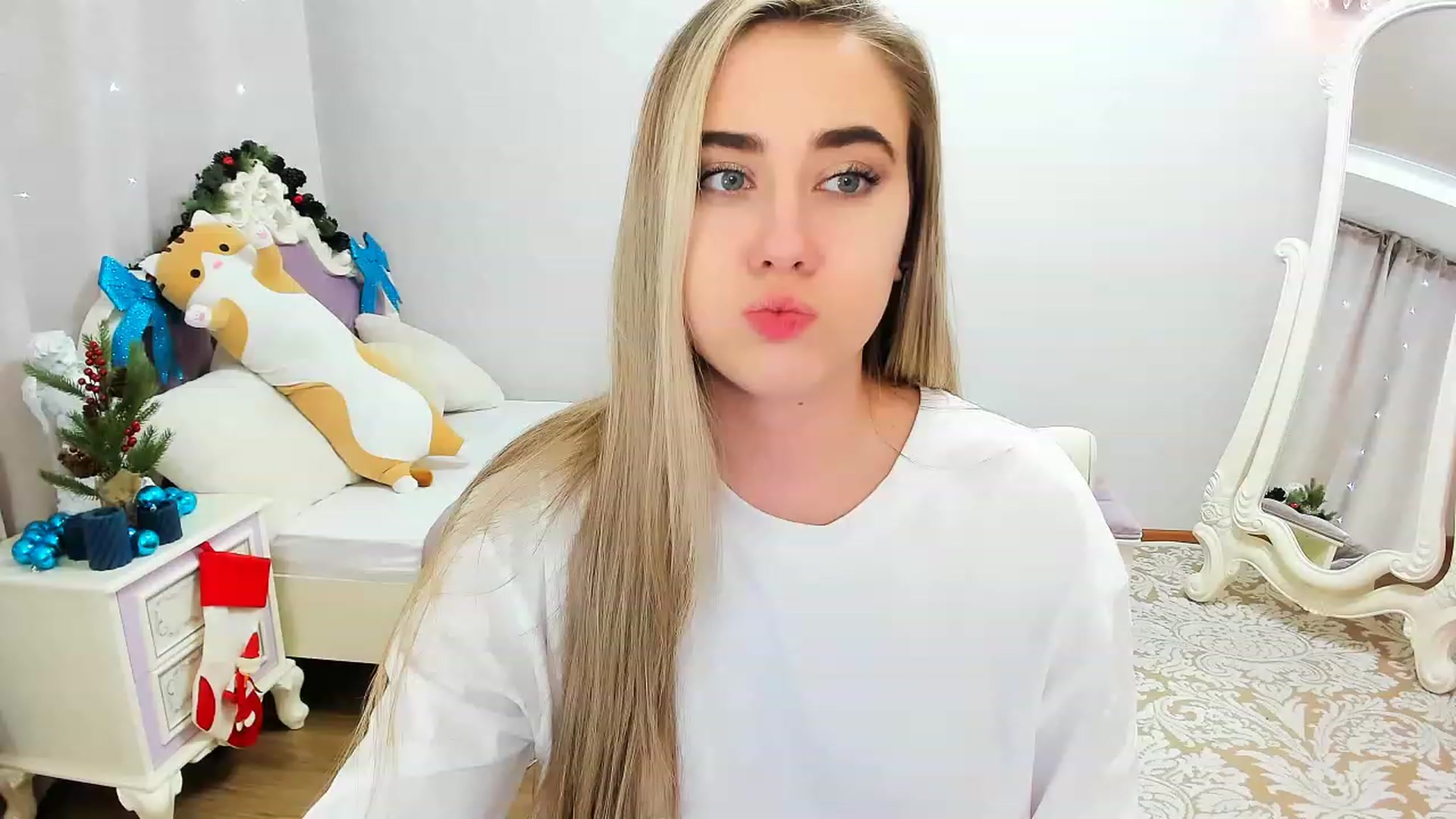 Gallery image thumbnail from Auroraa__'s myfreecams stream on, 12/25/2022, 13:58 image 6 of 20