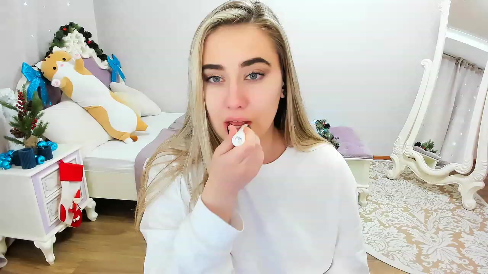 Gallery image thumbnail from Auroraa__'s myfreecams stream on, 12/25/2022, 13:58 image 4 of 20