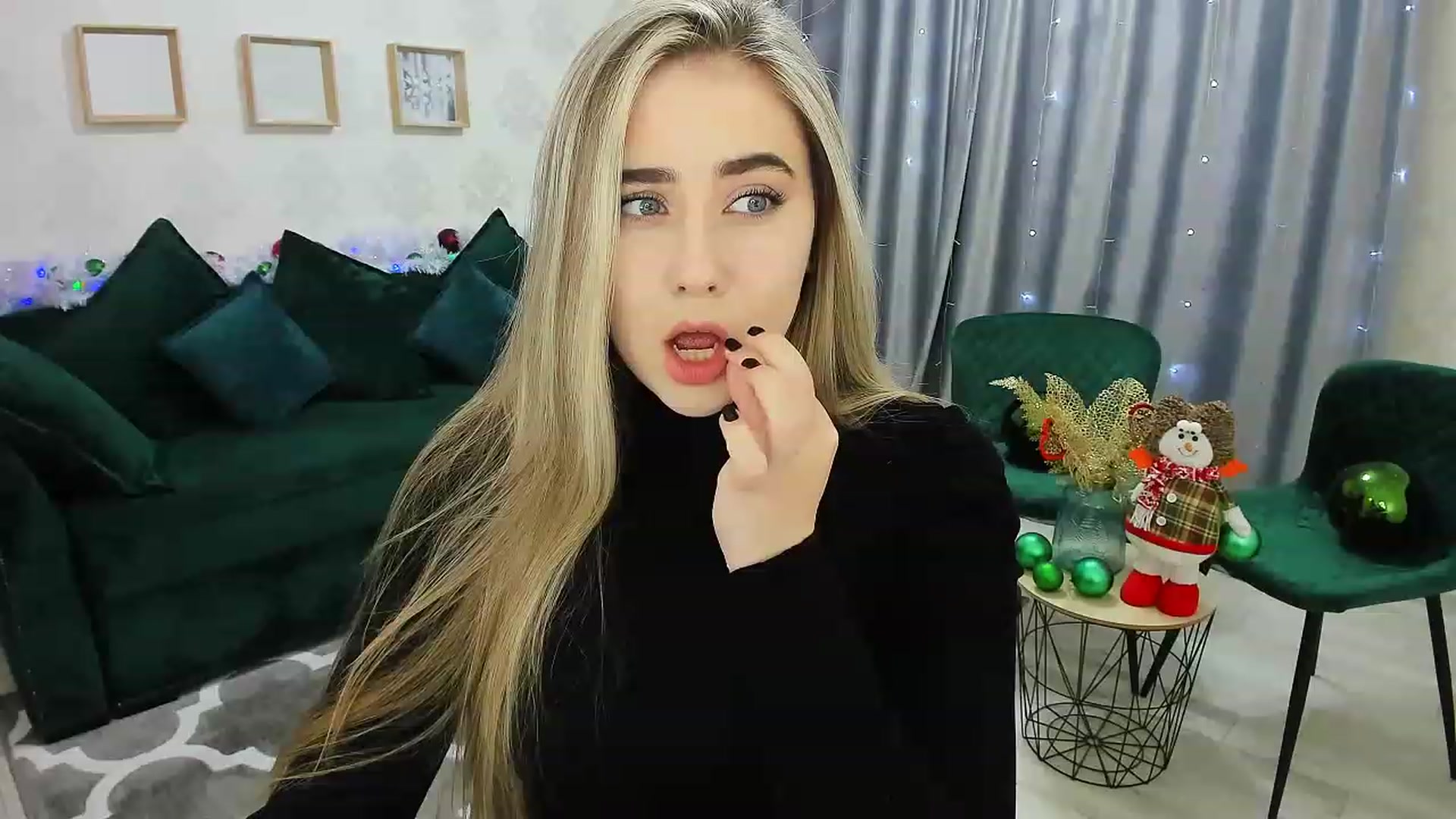 Gallery image thumbnail from Auroraa__'s myfreecams stream on, 12/26/2022, 14:05 image 10 of 20