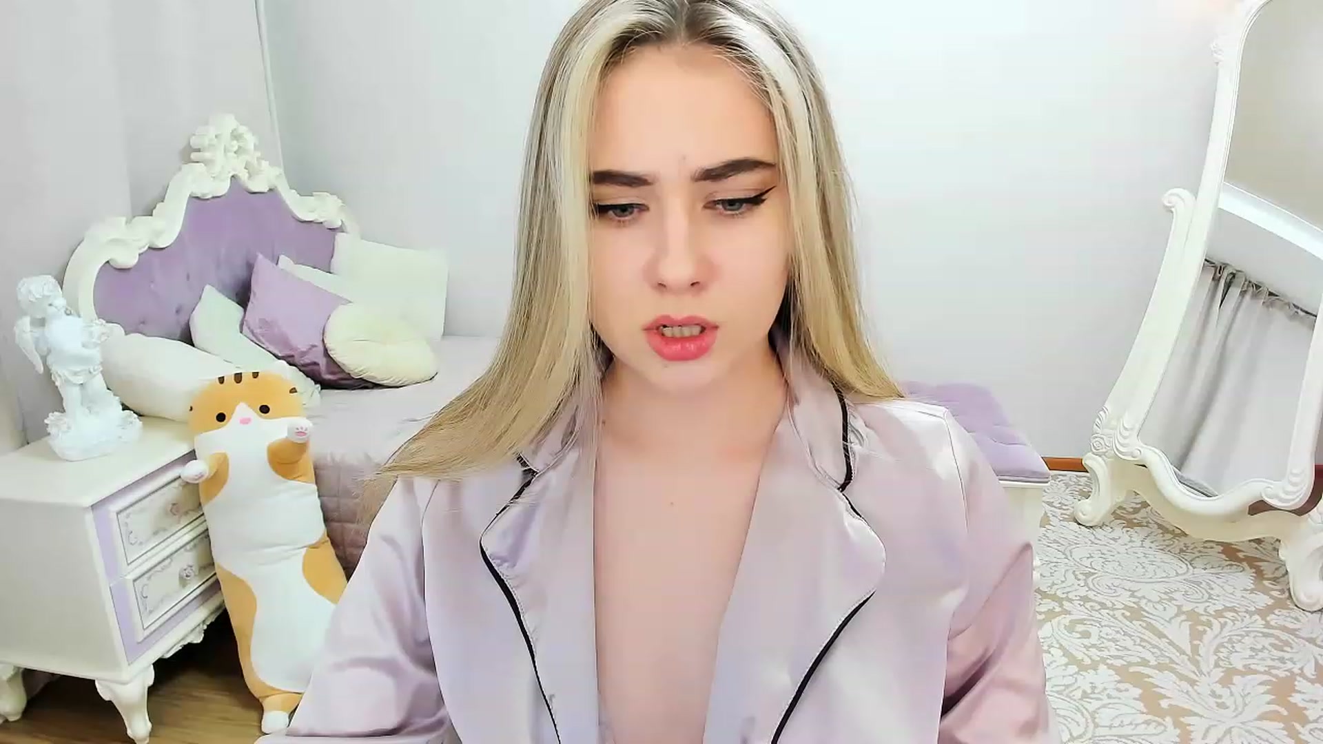 Gallery image thumbnail from Auroraa__'s myfreecams stream on, 01/18/2023, 14:19 image 14 of 20