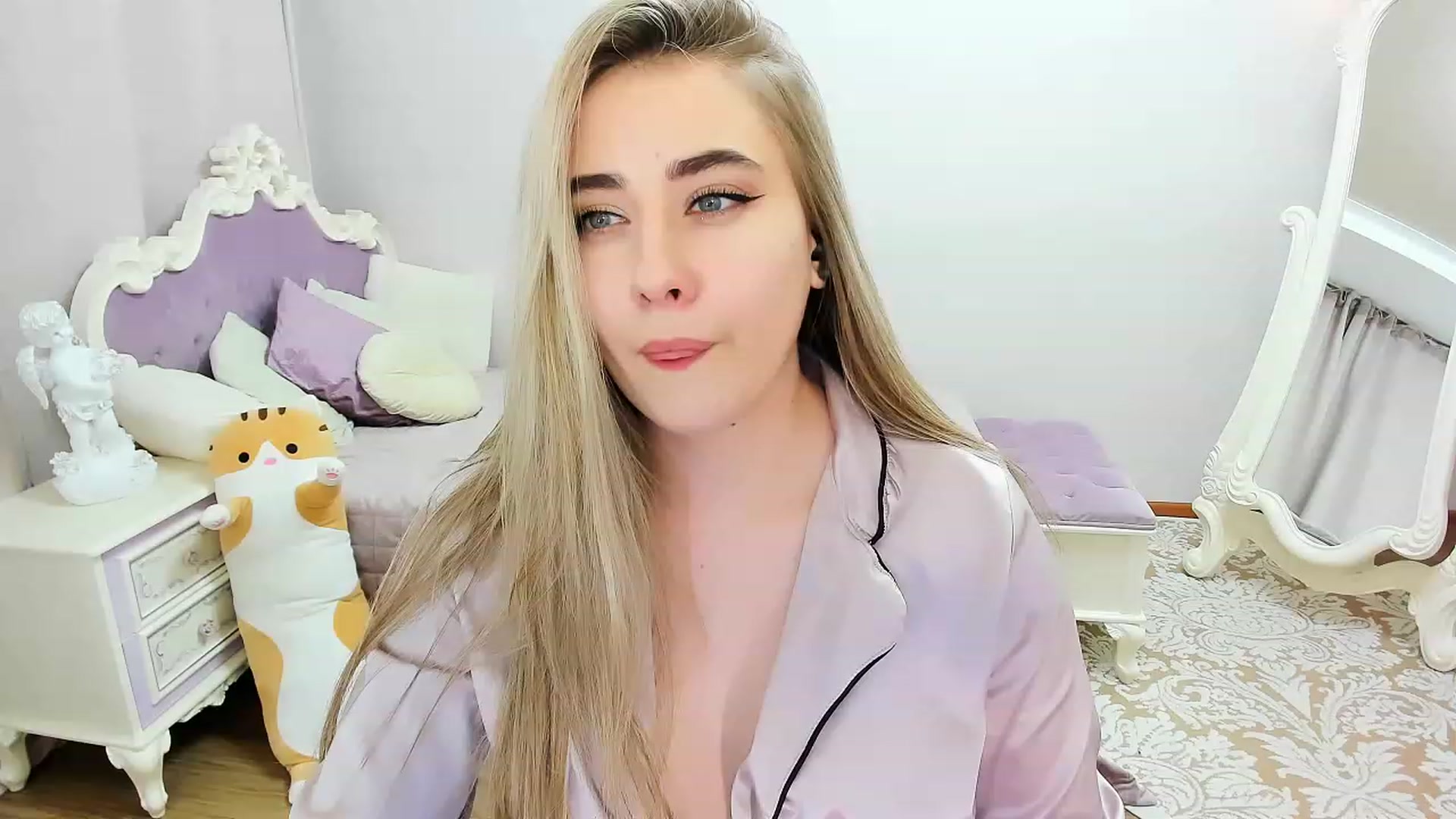 Gallery image thumbnail from Auroraa__'s myfreecams stream on, 01/18/2023, 16:51 image 11 of 20