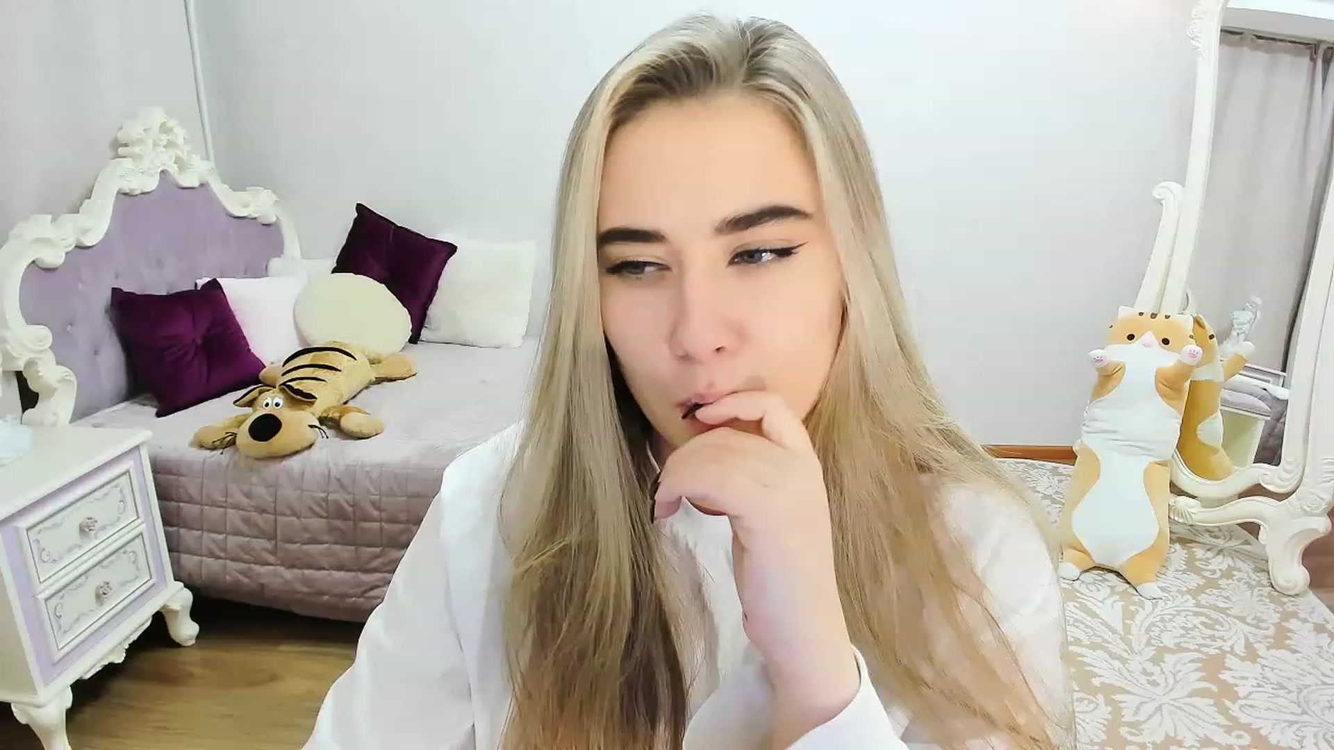 Gallery image thumbnail from Auroraa__'s myfreecams stream on, 01/29/2023, 13:36 image 10 of 20